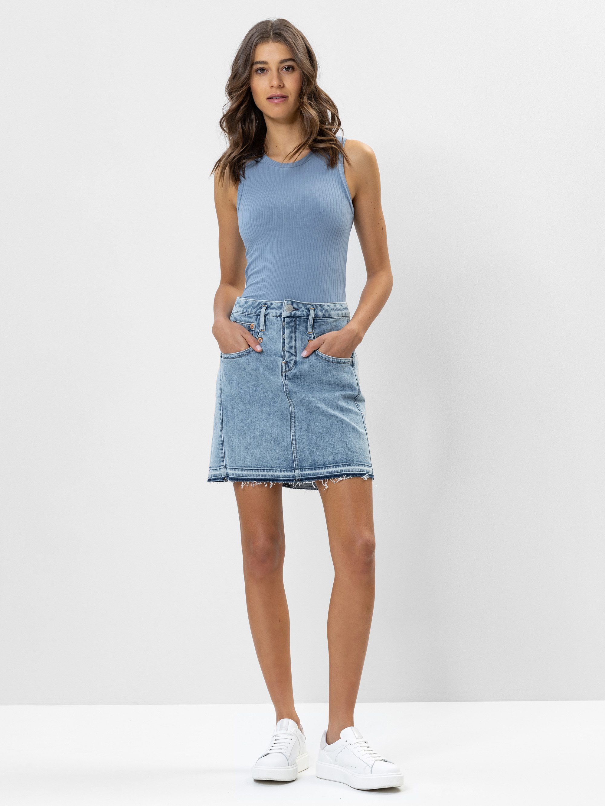 Modell Shyra Jeansrock mit recycelter Baumwolle