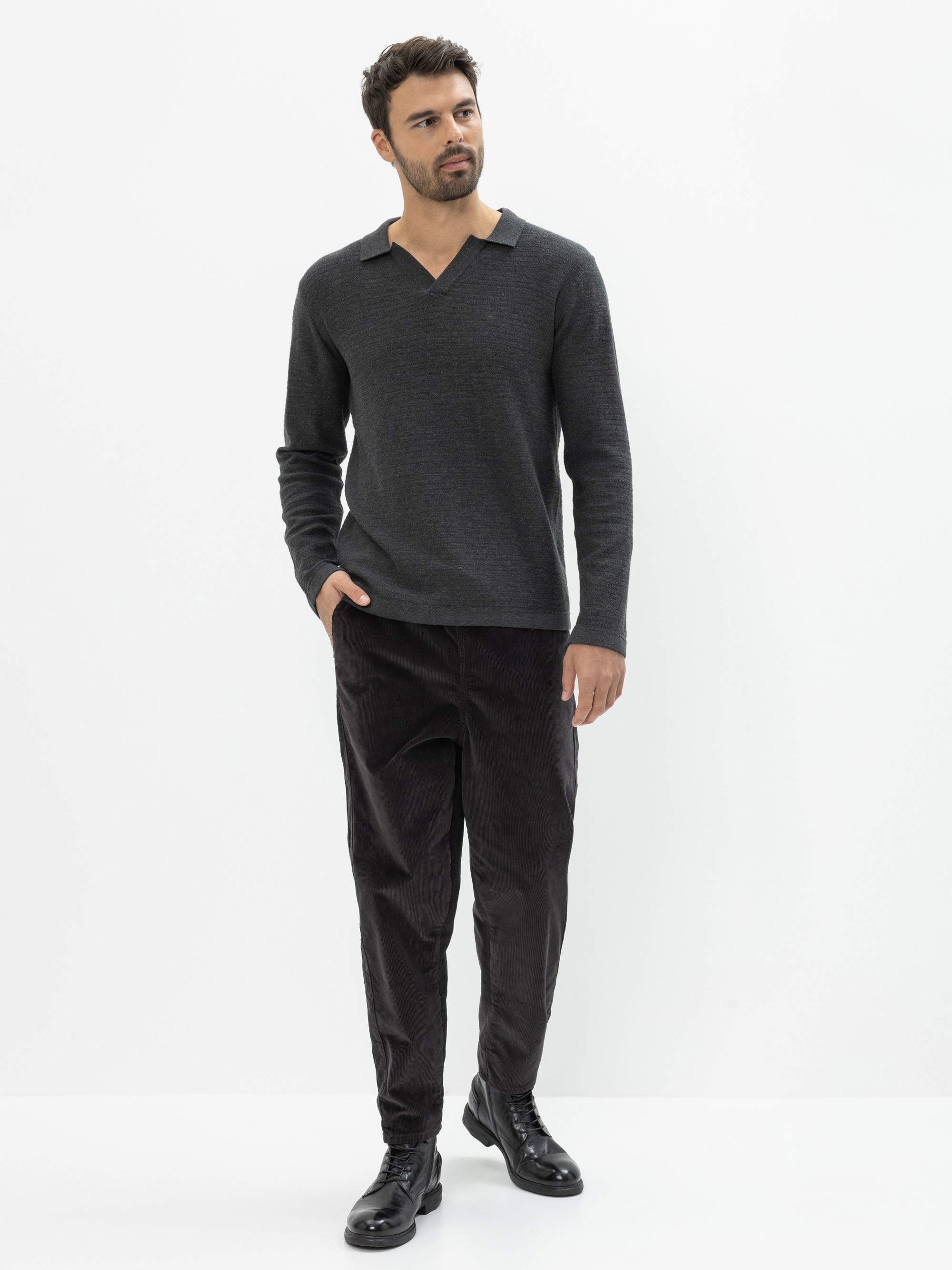 Modell Aidan Poloshirt aus Rippen-Feinstrick