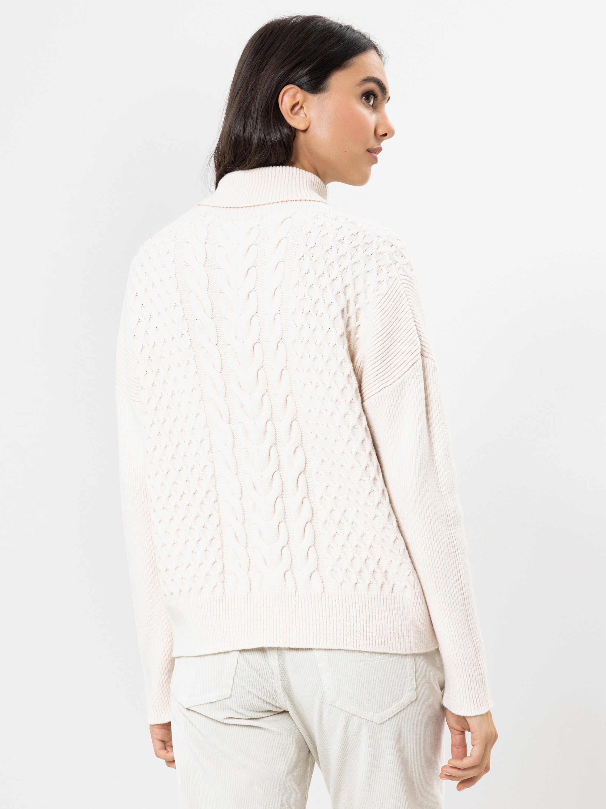 Modell Lileth Strickpullover mit Zopfmuster