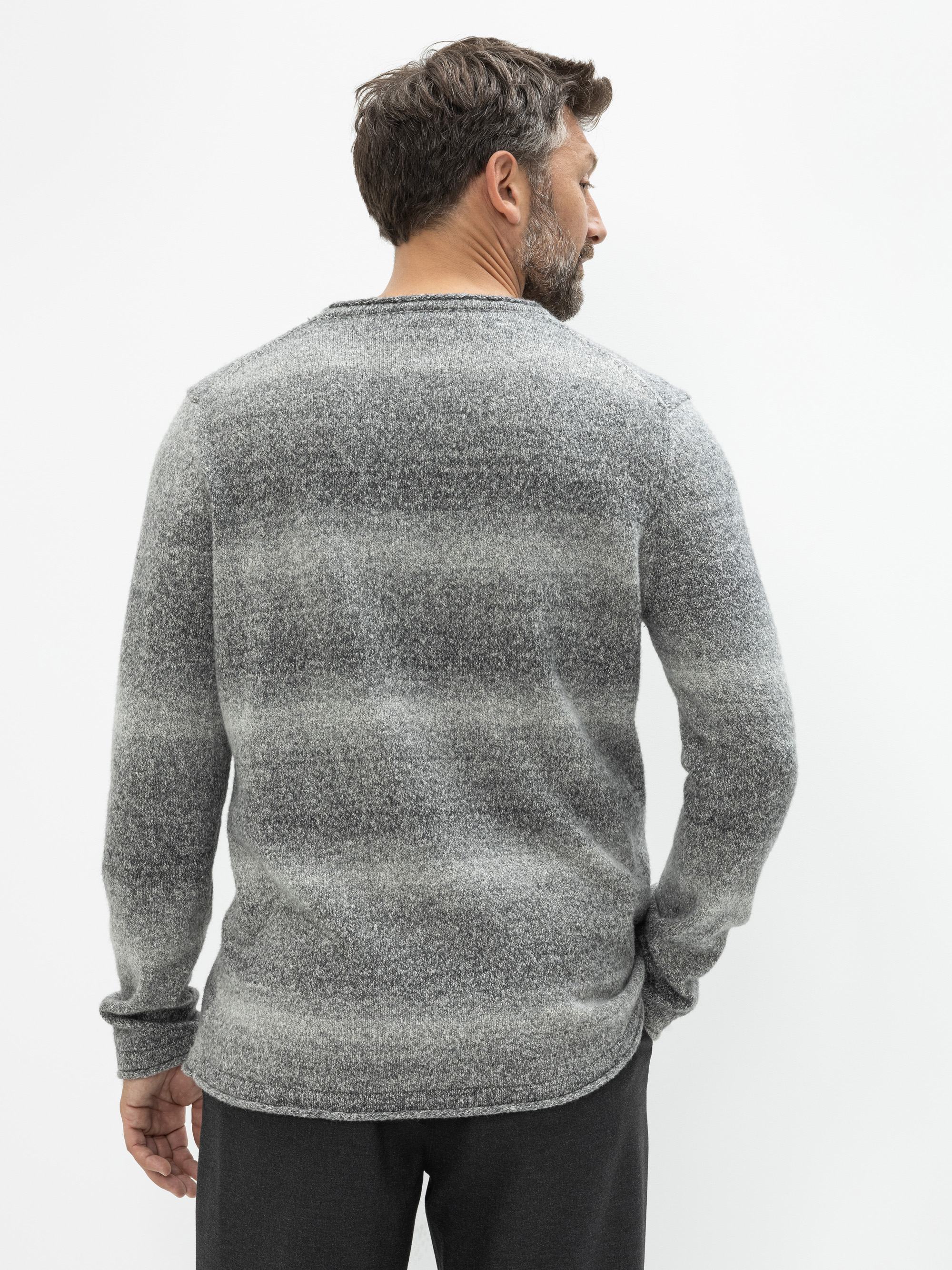 Modell Til Strickpullover mit Verlauf