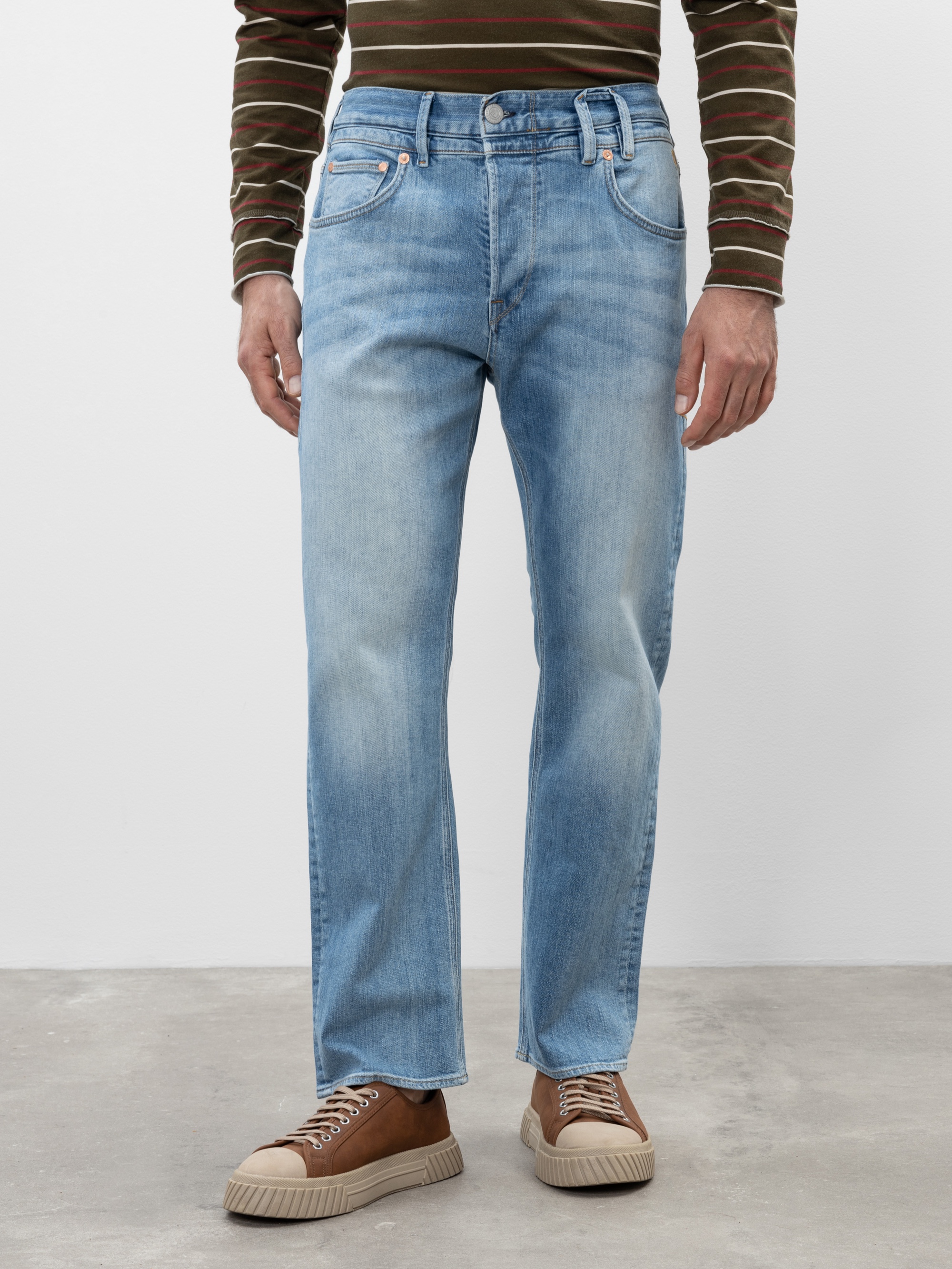 Modell Tucker Wide Jeans aus Reused Denim