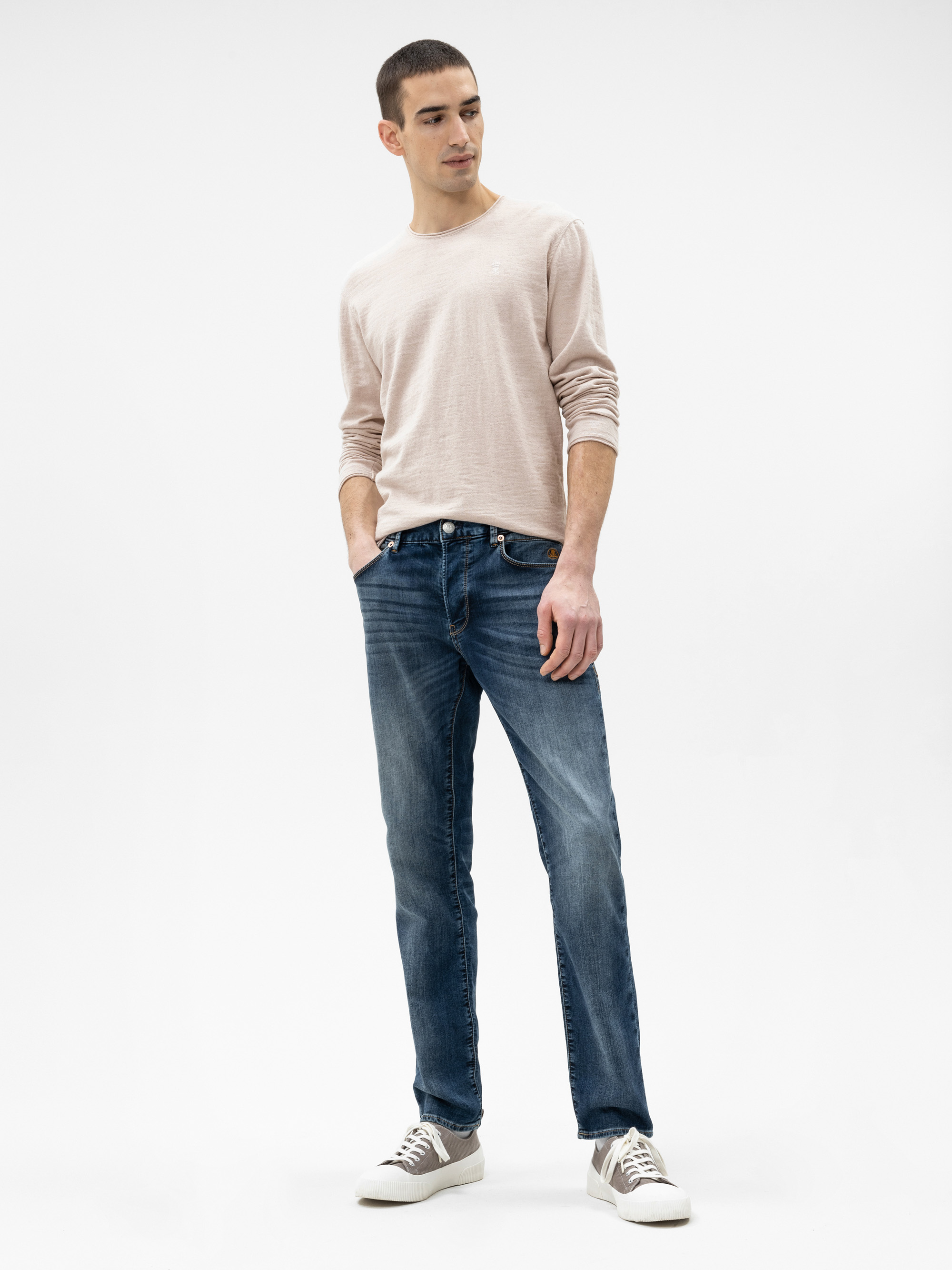 Modell  Til Feinstrickpullover aus Baumwolle und Leinen