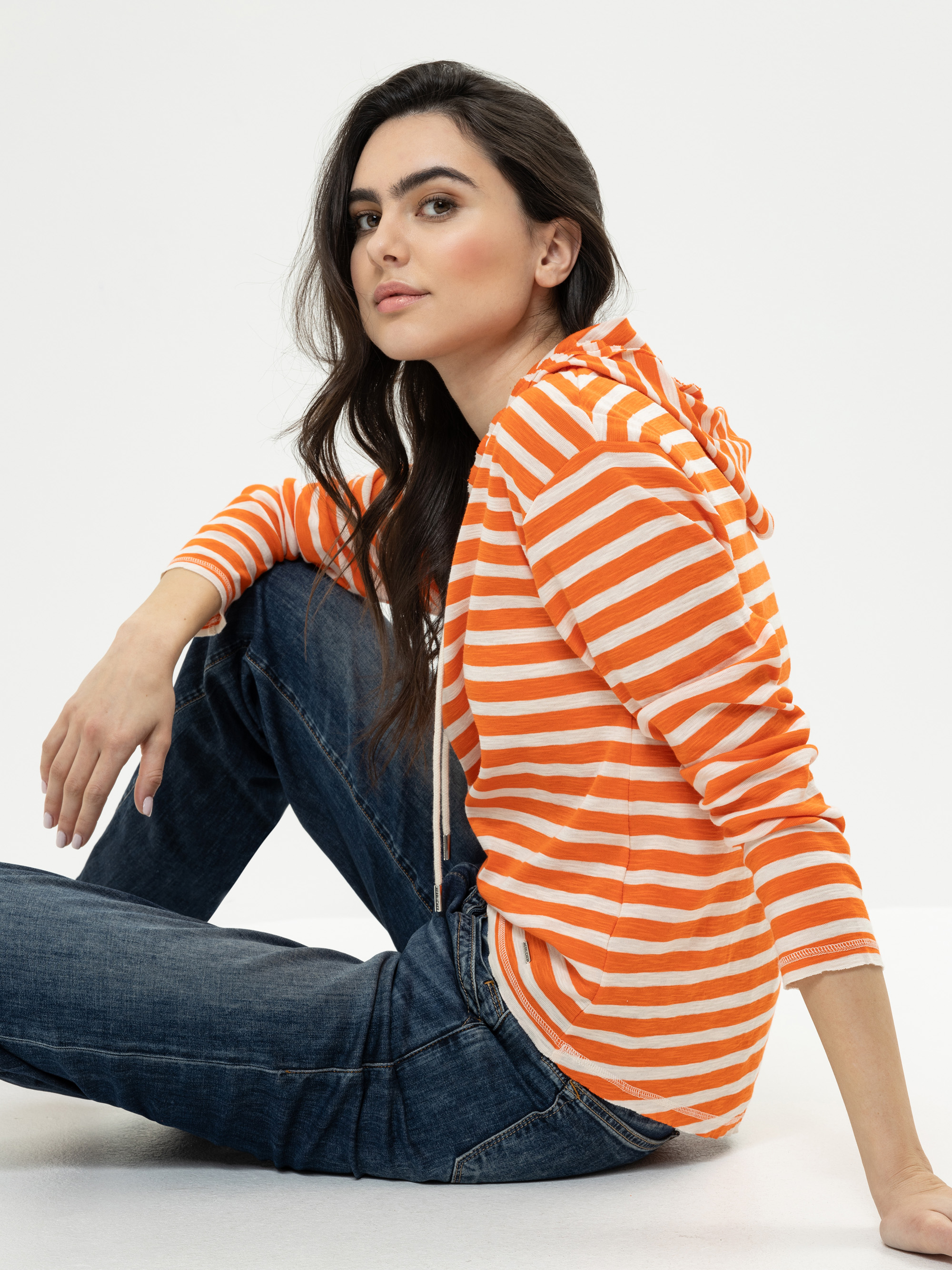 Modell  Addisyn Jersey Hoodie Langarmshirt