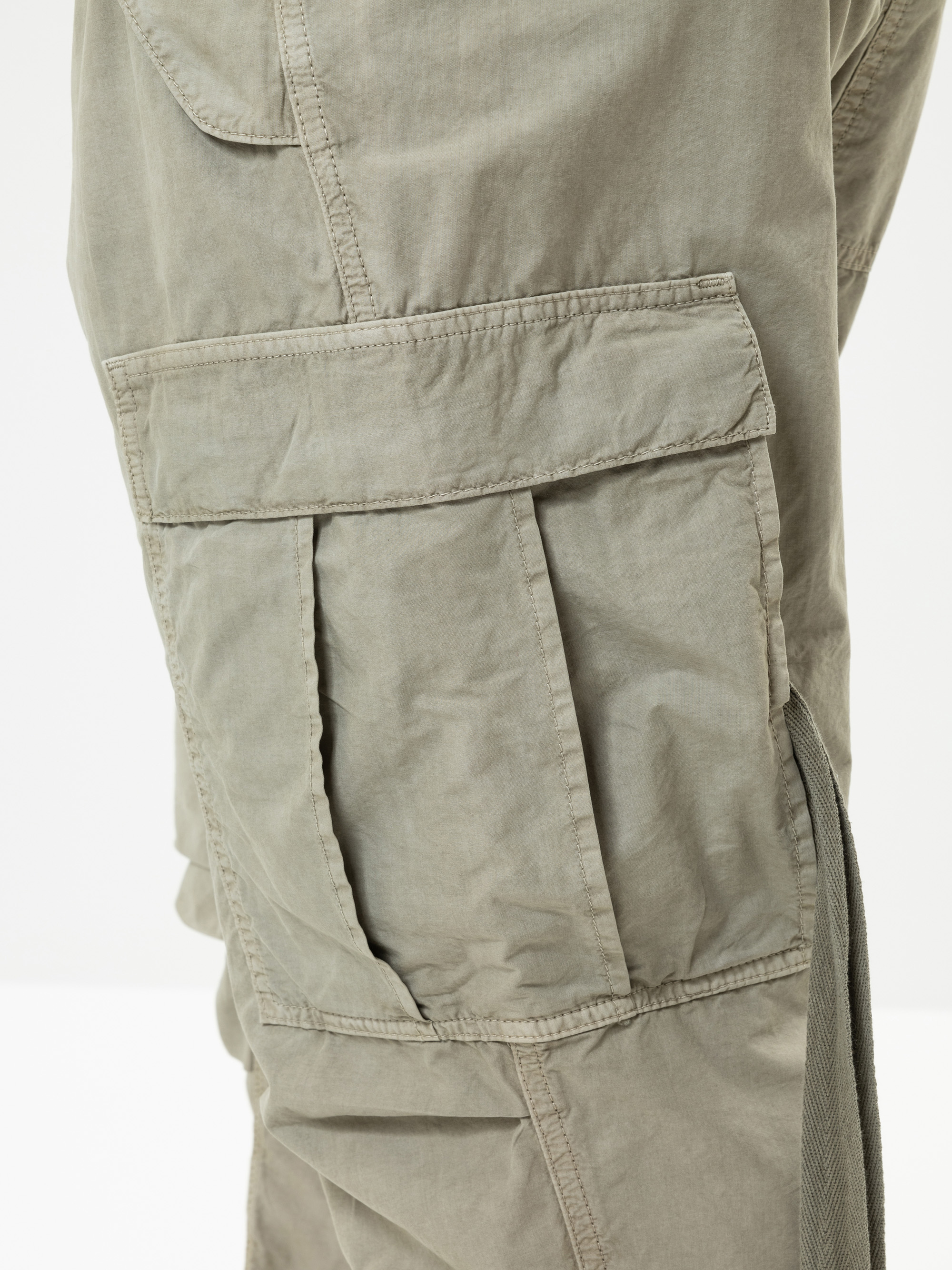 Modell  Rowan Cropped Cargo Hose
