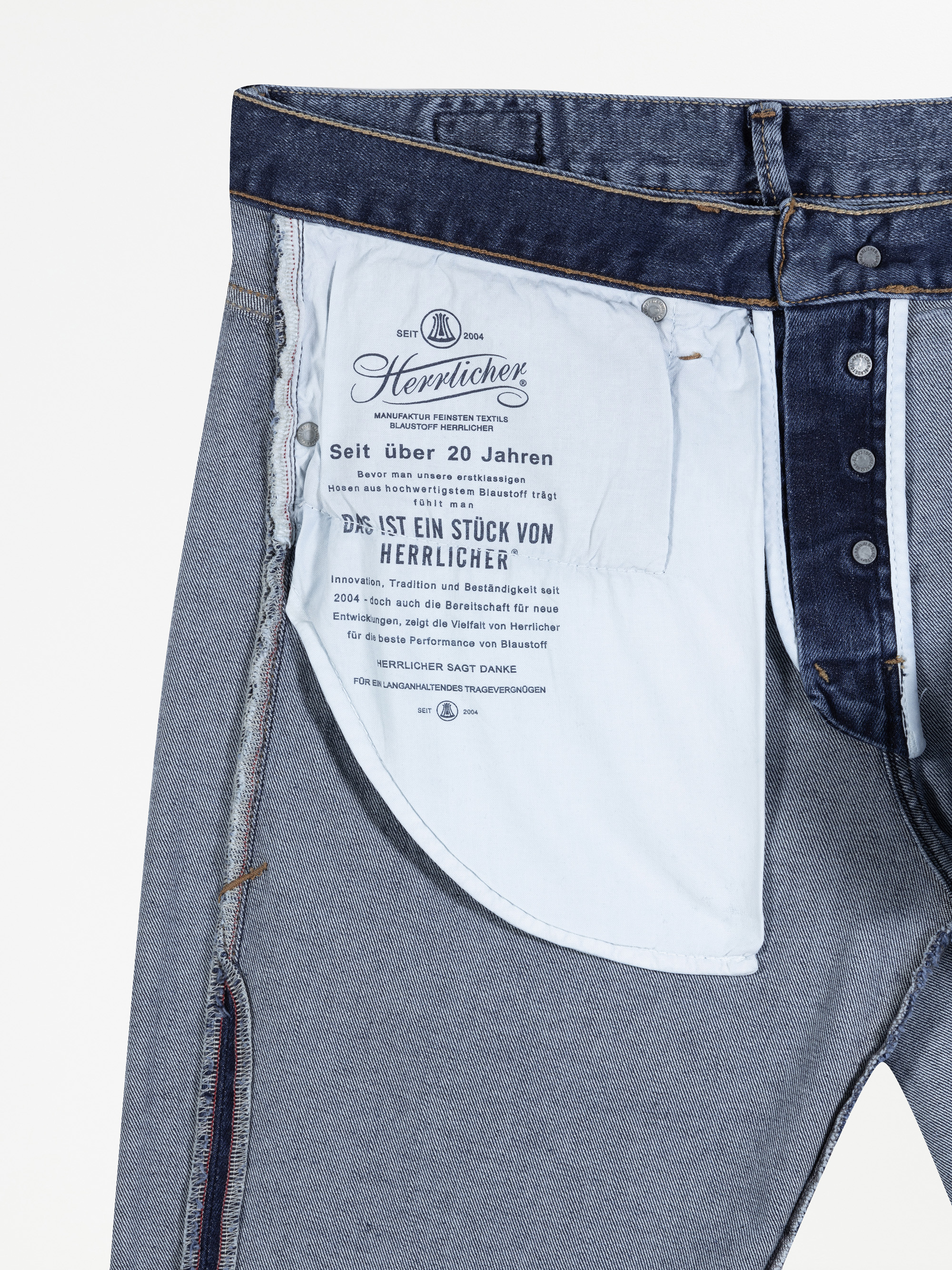 Modell Tyler Tapered Jeans mit recycelter Baumwolle