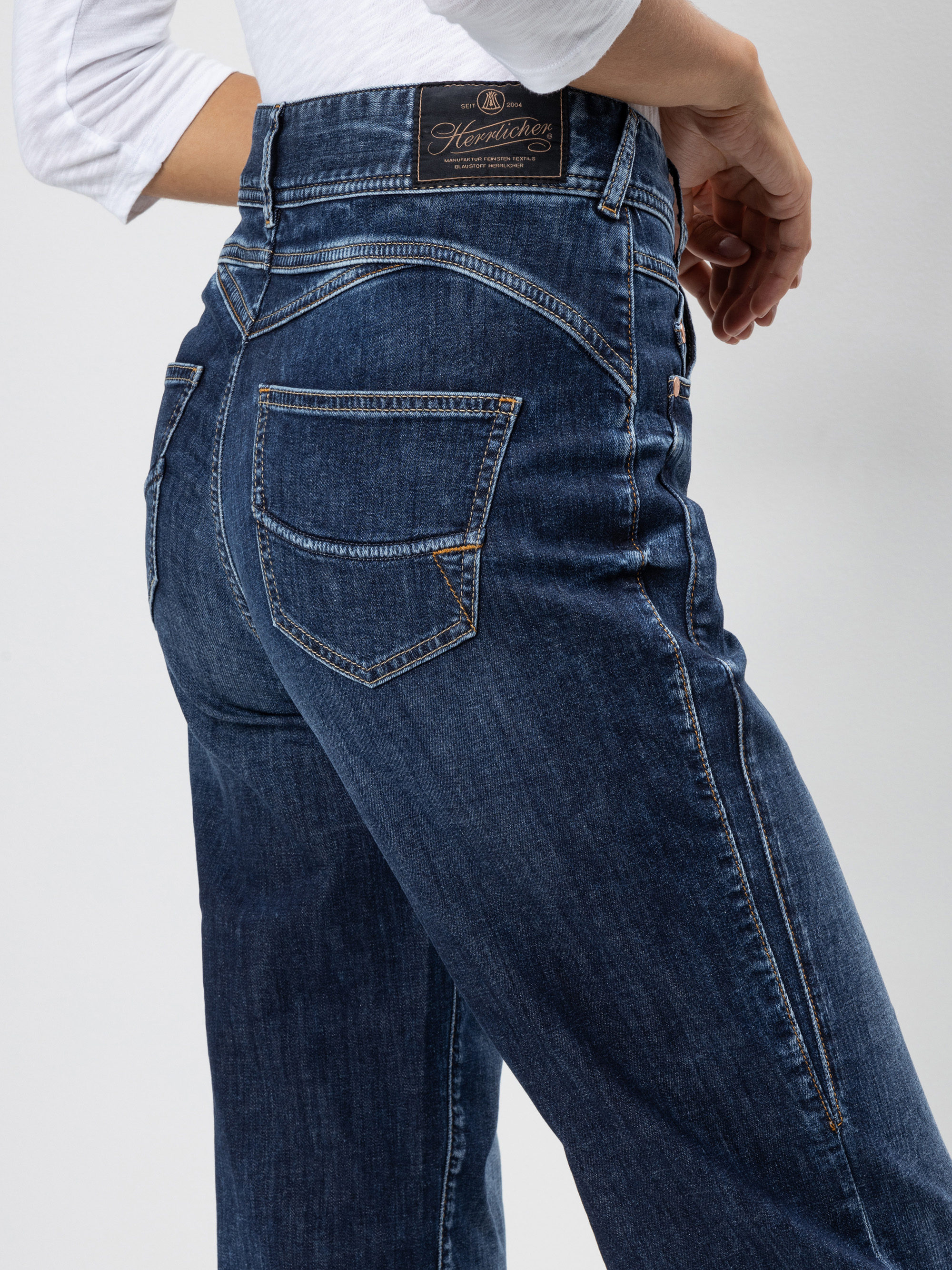 Modell  Gila HI Tap High Waist Jeans mit recycelter Baumwolle