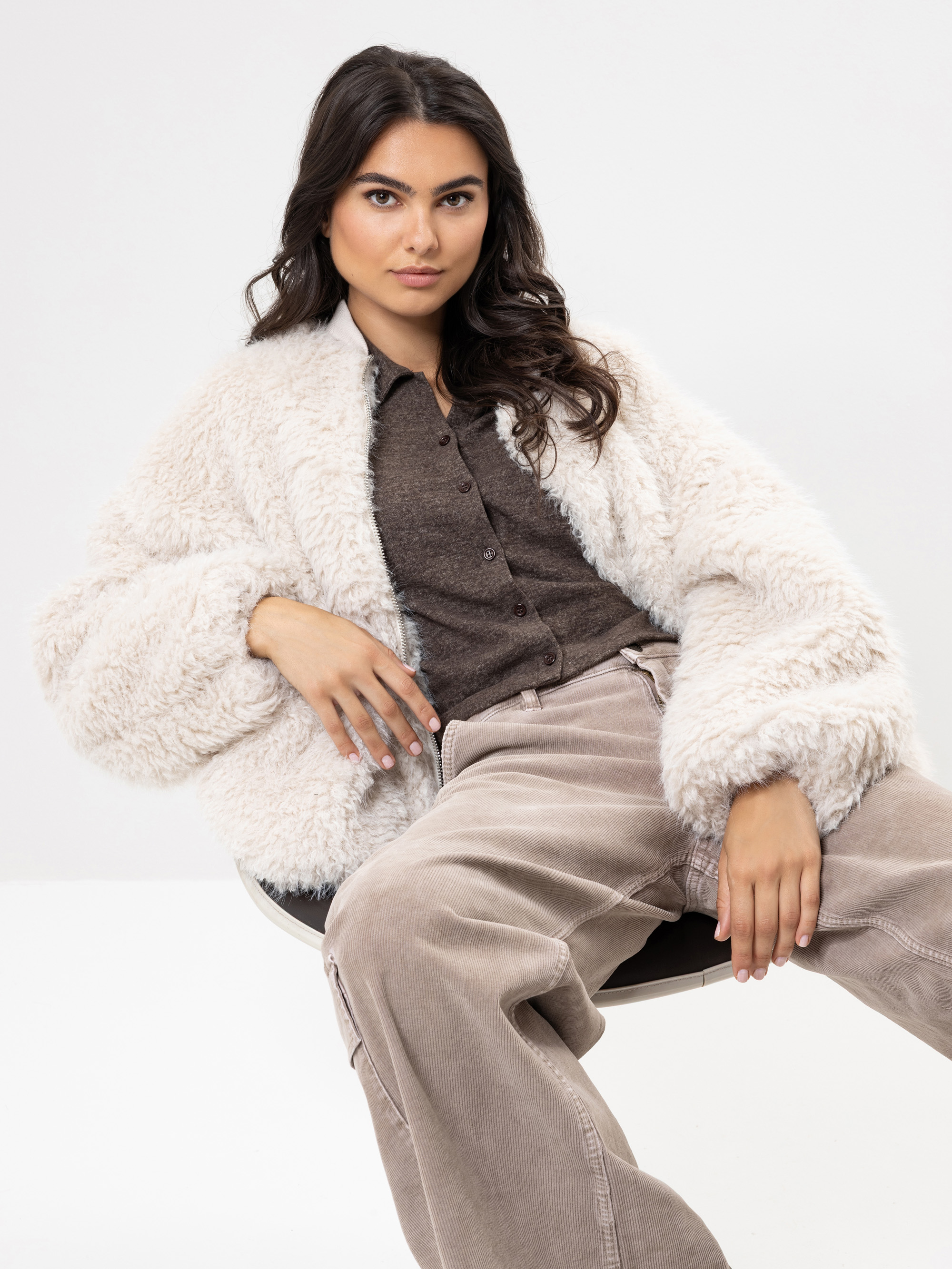 Modell Yaya Jacke aus Vegan Fur