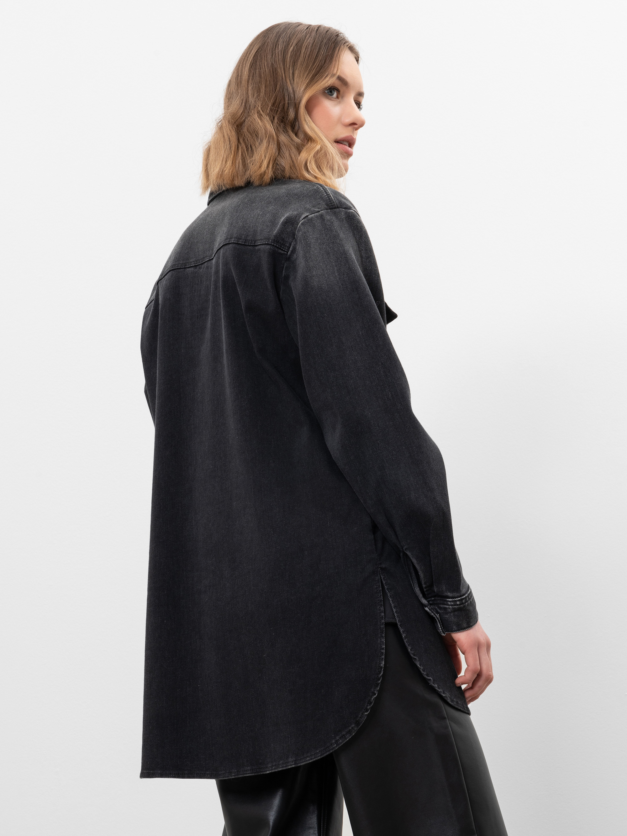 Modell Amazone langes Jeanshemd mit Bio-Baumwolle