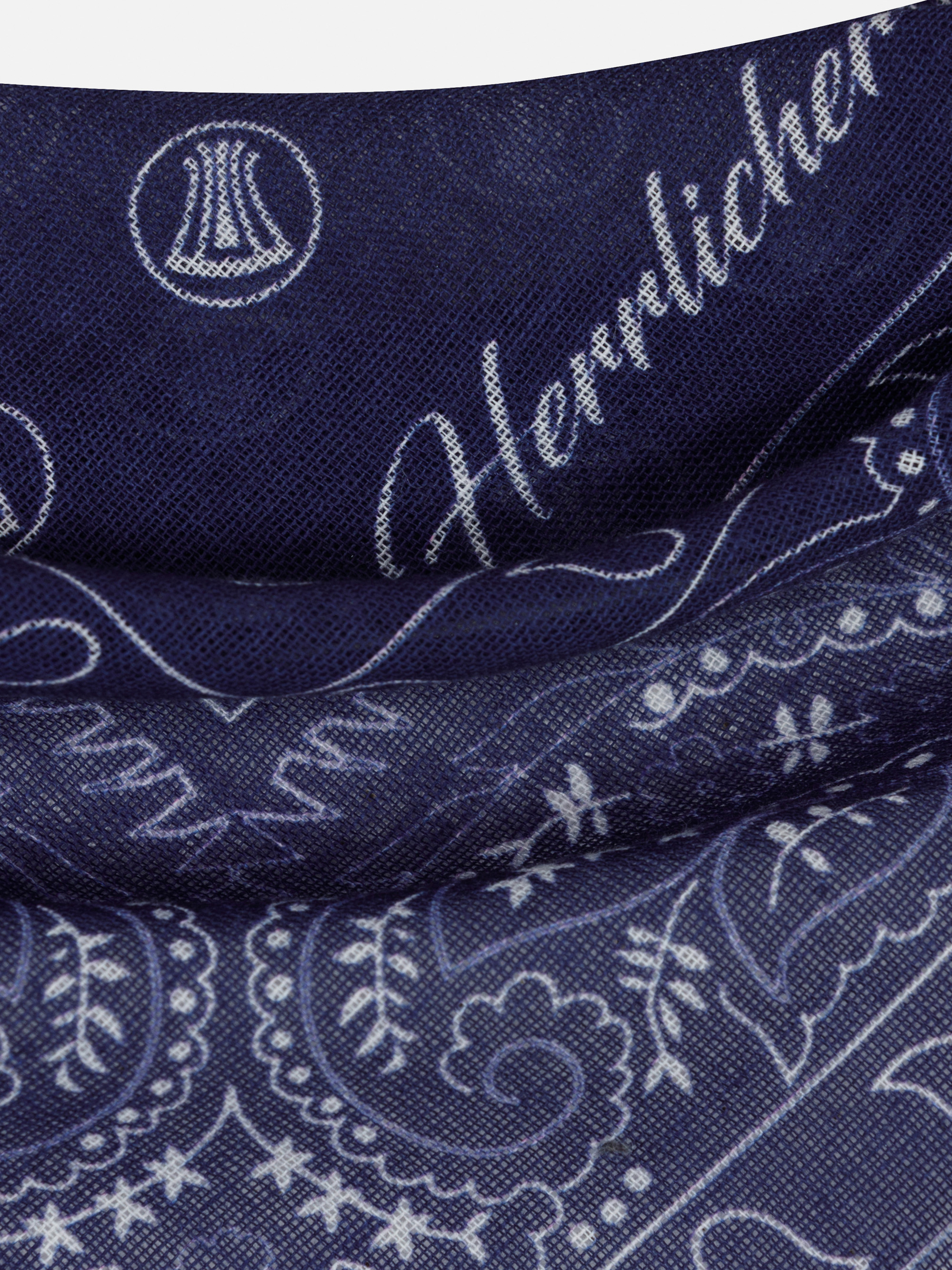 Modell Yuto Halstuch