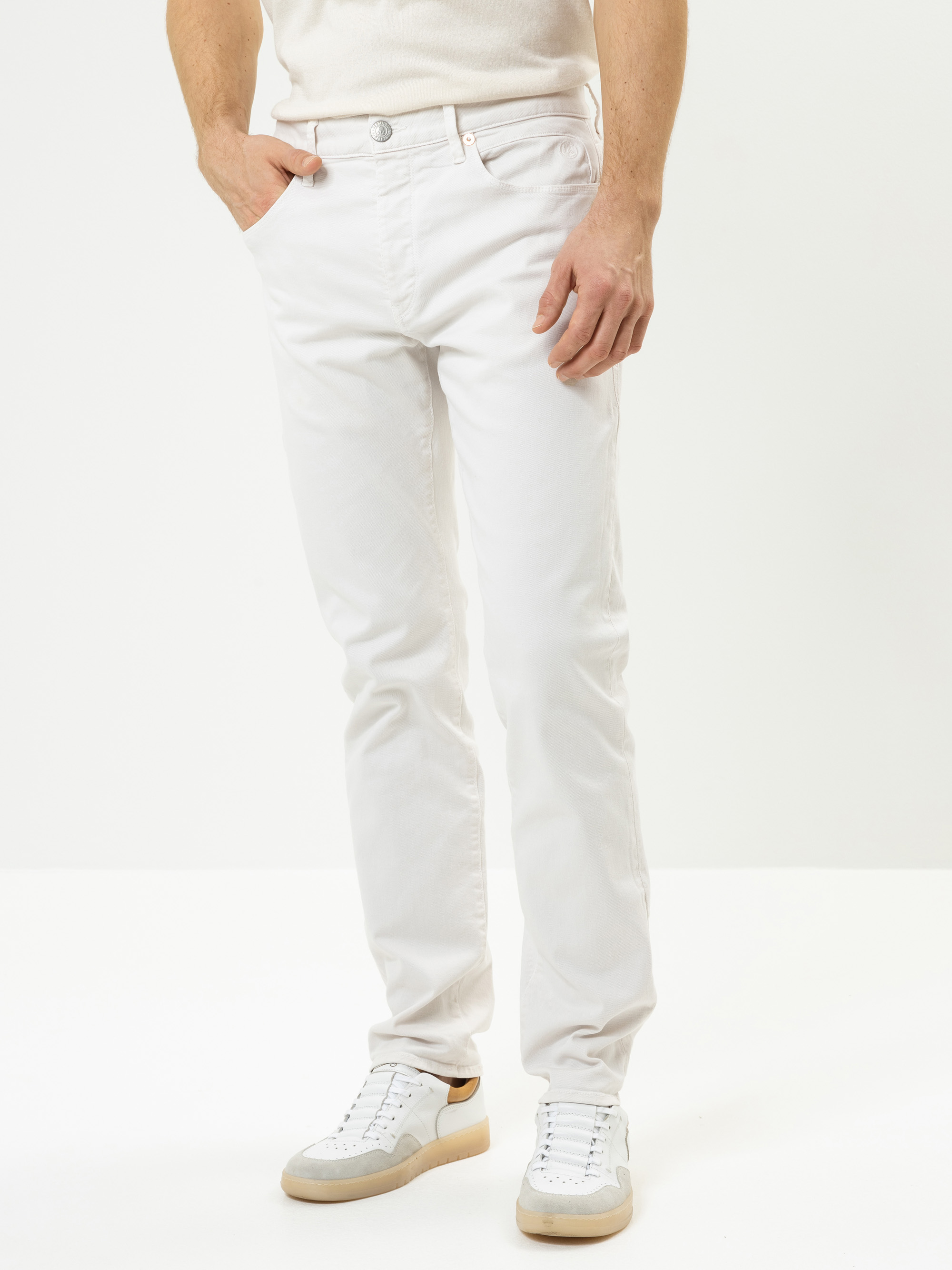 Modell Tyler Tapered Jeans mit Bio-Baumwolle