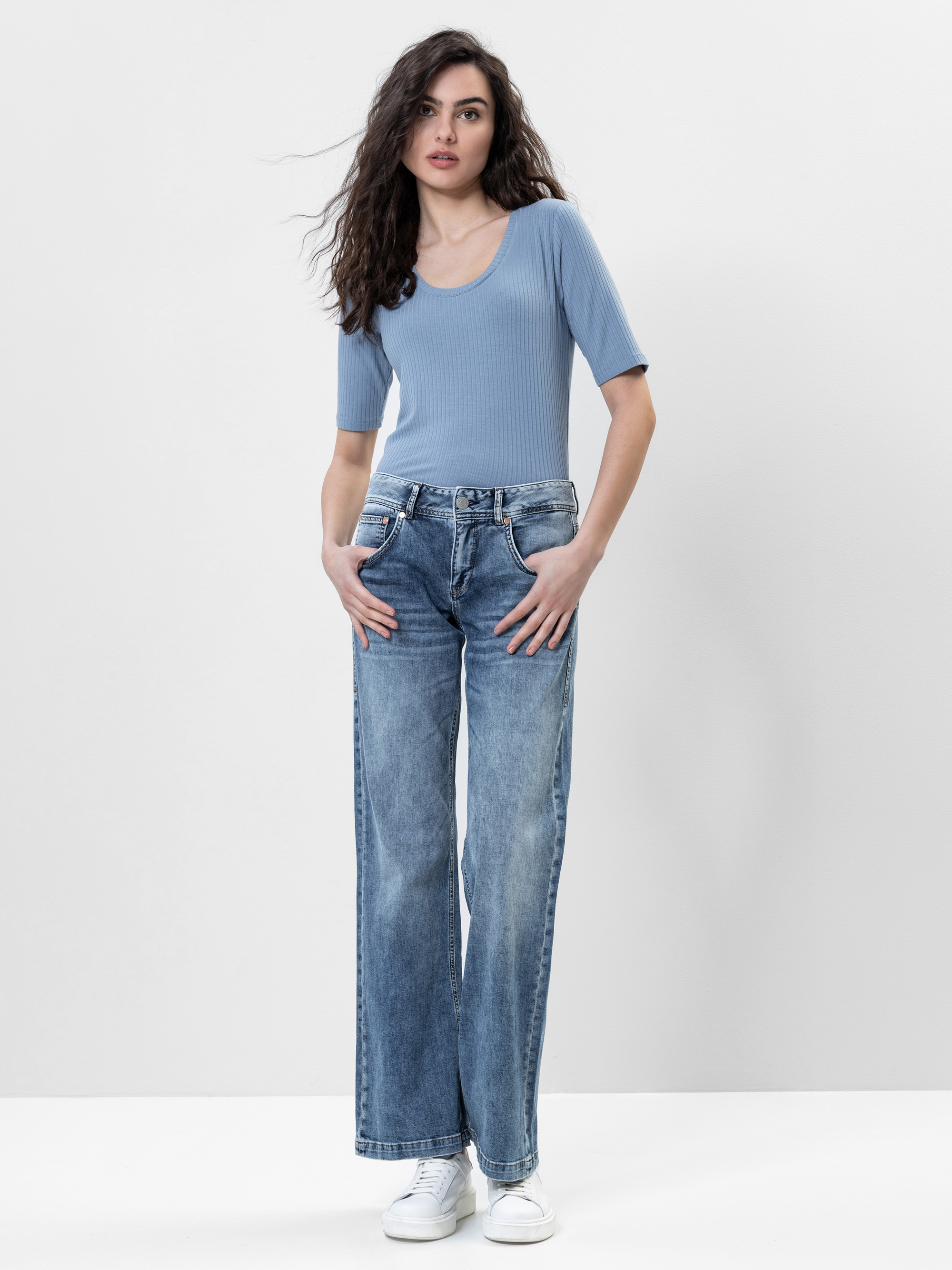 Modell  Edna Flared Jeans
