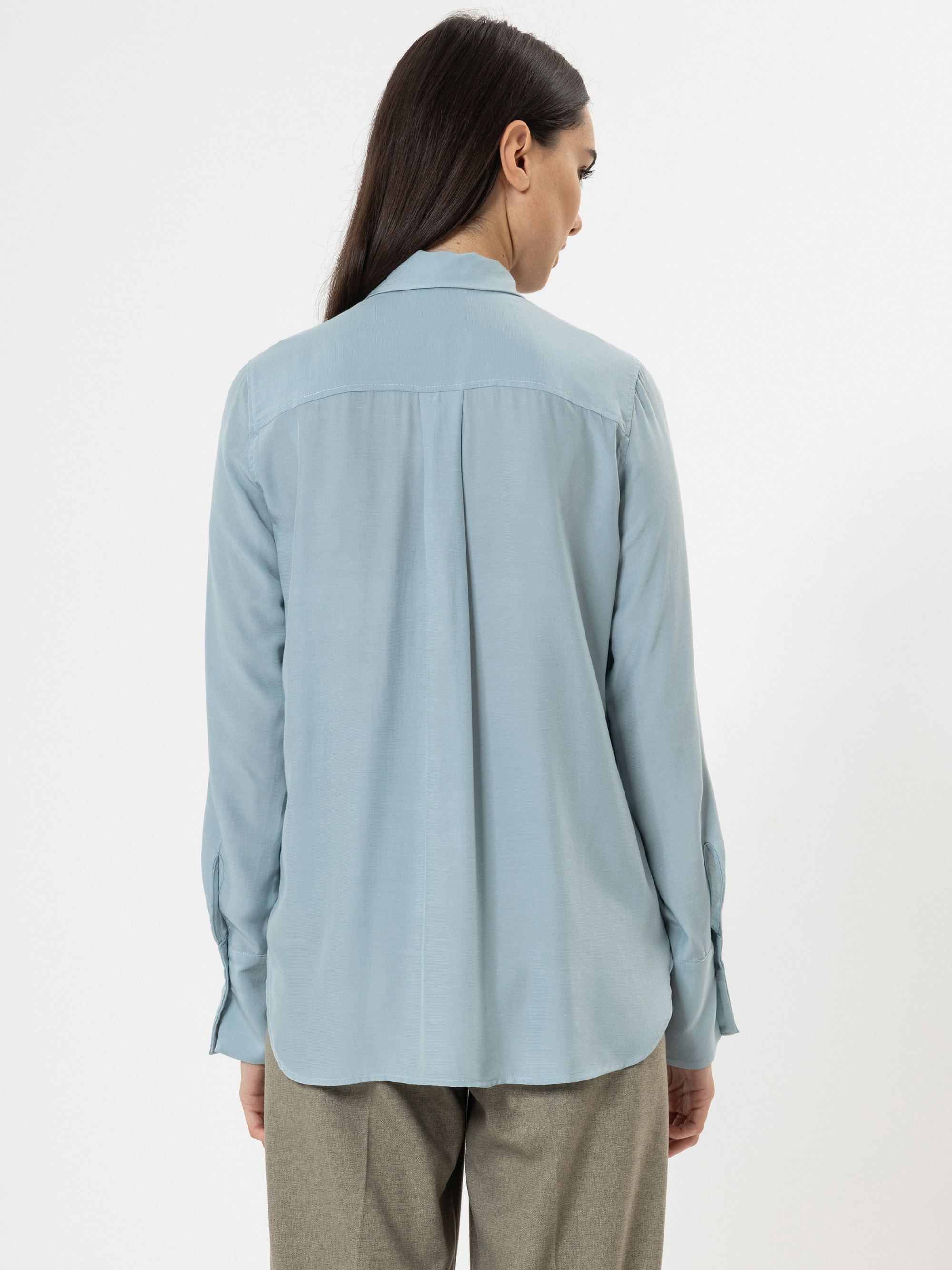 Modell Nicola Schluppenbluse