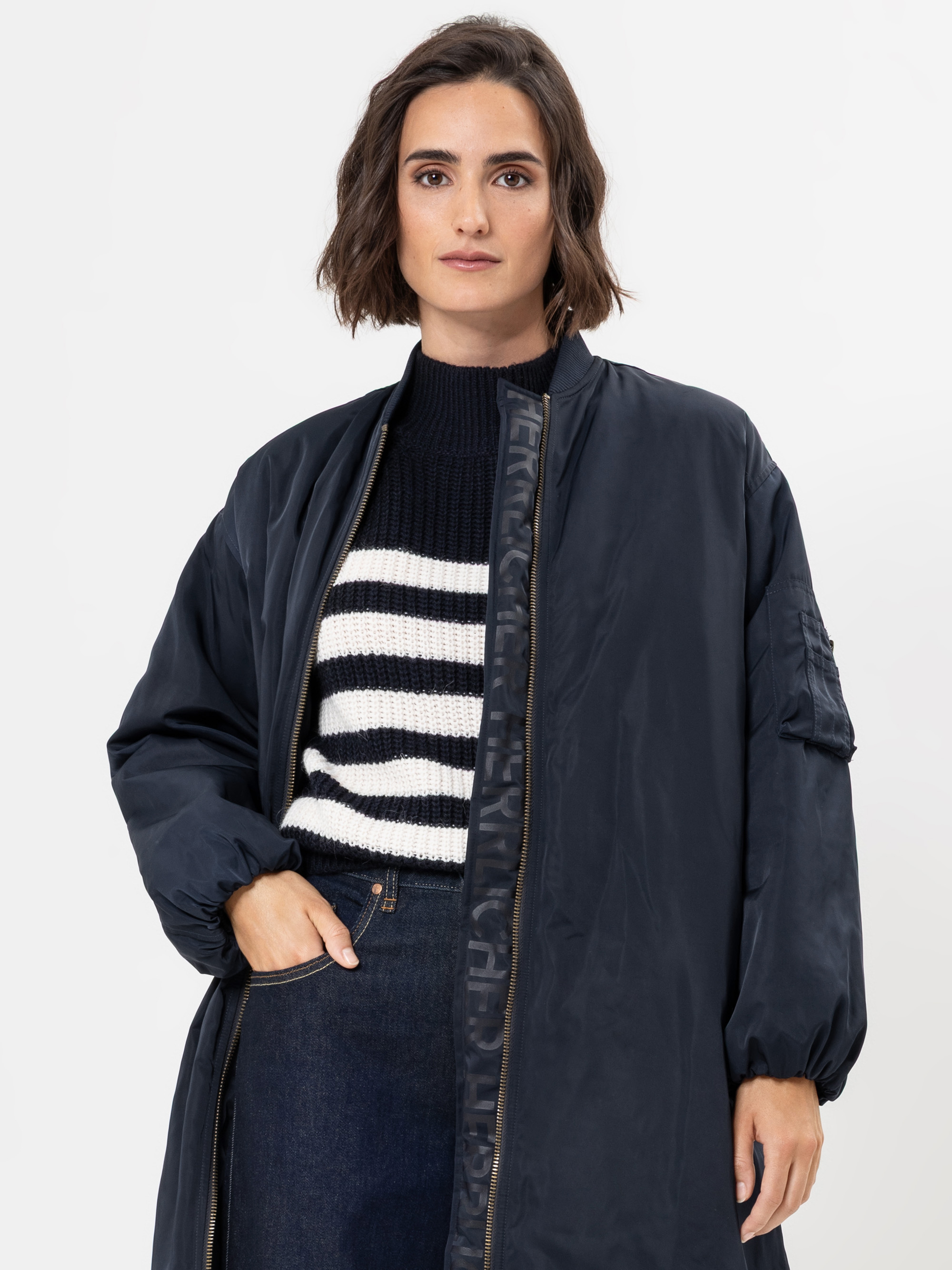 Modell Yayana Mantel