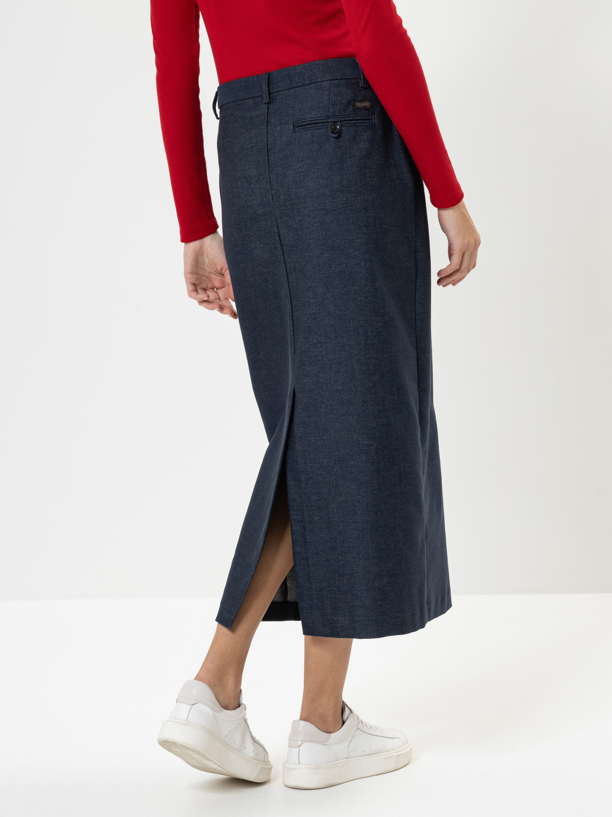 Modell Bruna Jeansrock lang aus Raw Denim