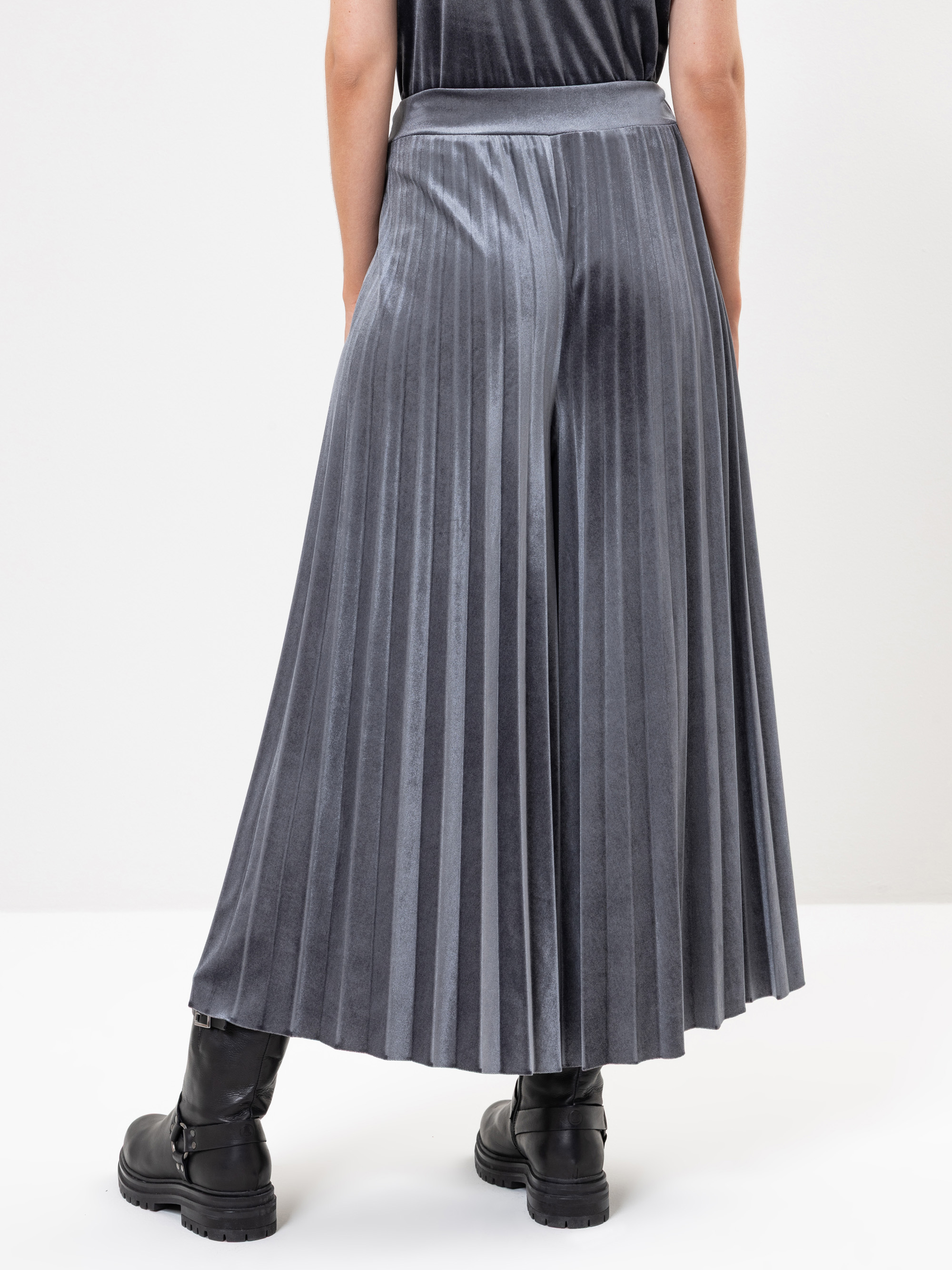 Modell Charu Hosenrock mit Plisseefalten