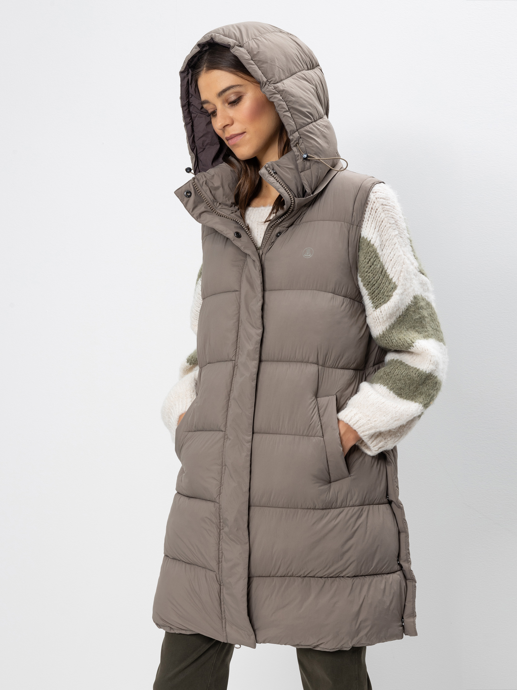 Modell Jaci Steppweste lang mit Kapuze