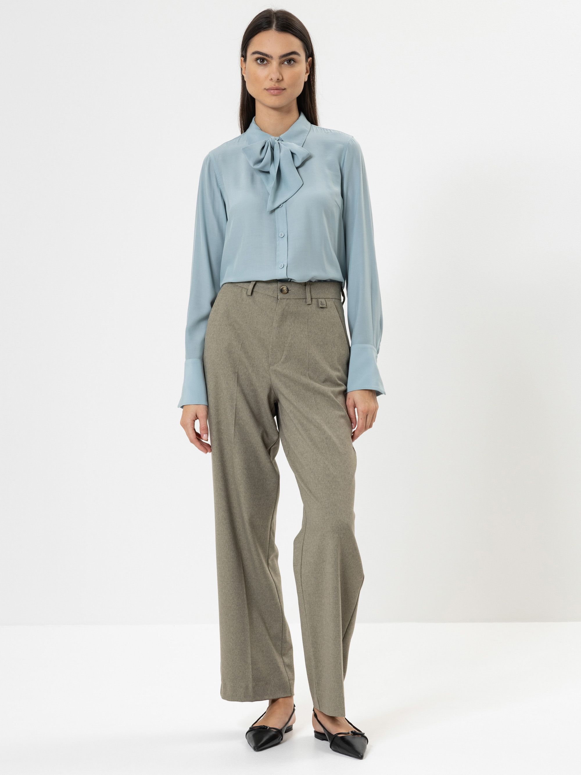 Modell Nicola Schluppenbluse