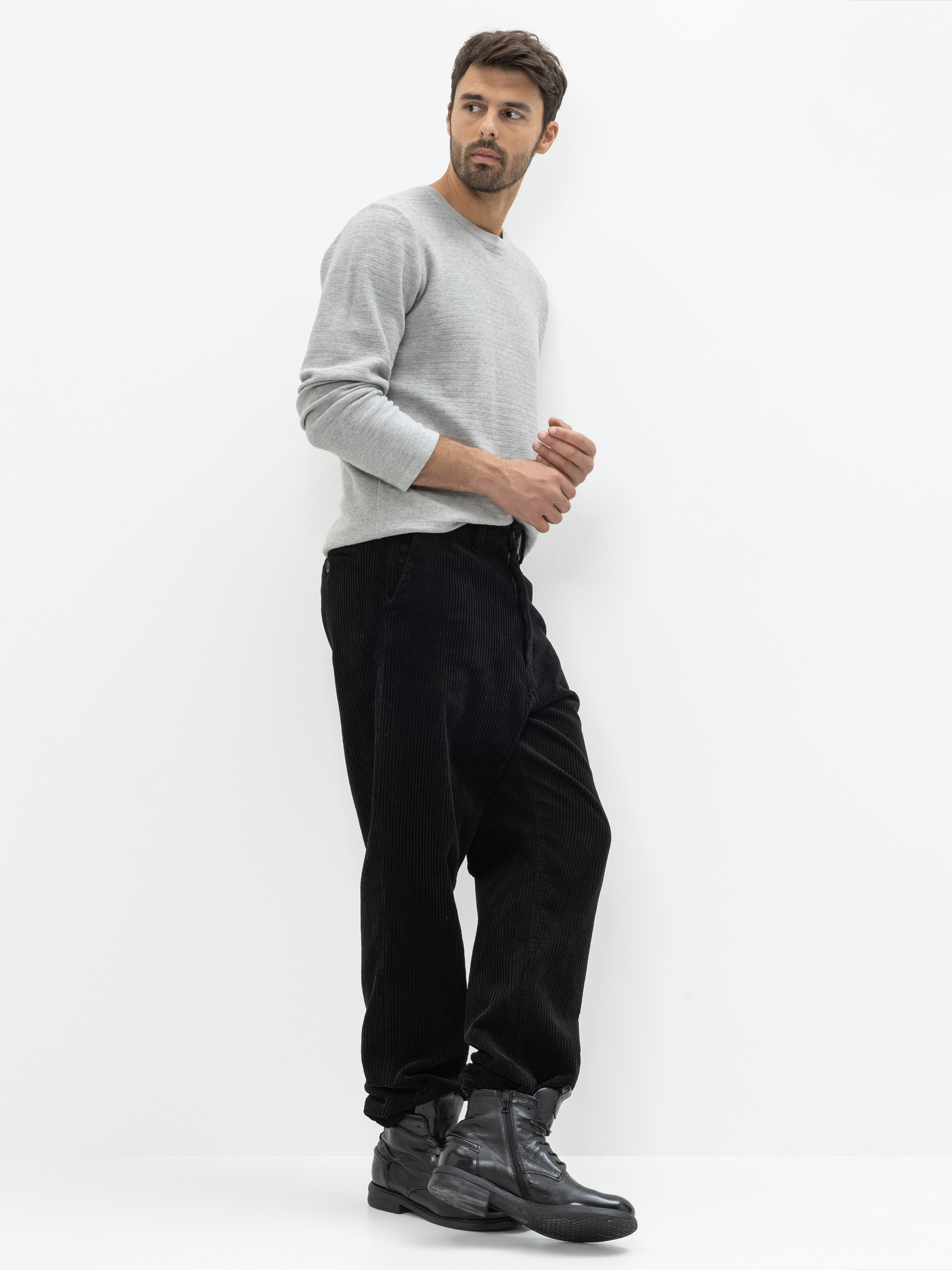 Modell Lucas Feinstrickpullover aus Baumwolle