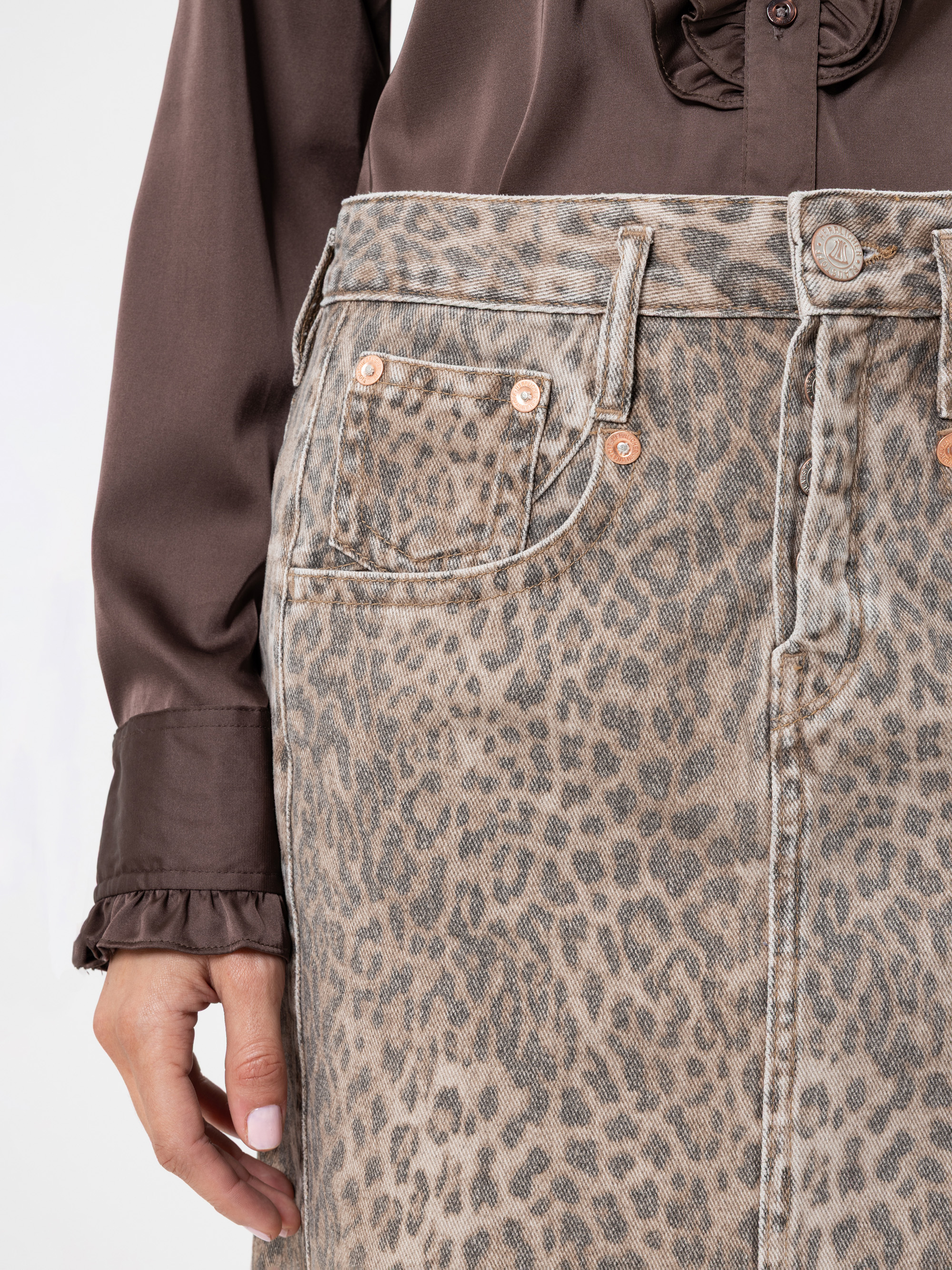 Modell Shyra Minirock aus Twill