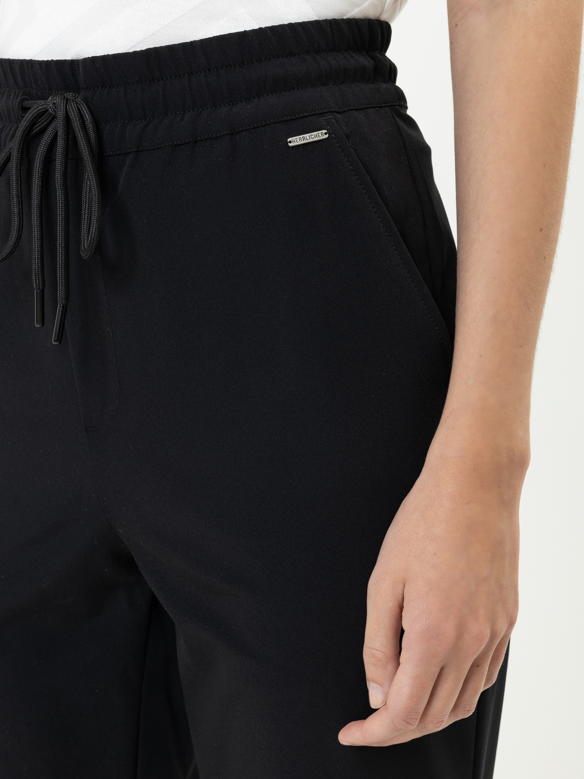 Model Adrea Tech Fibre Slip Pants