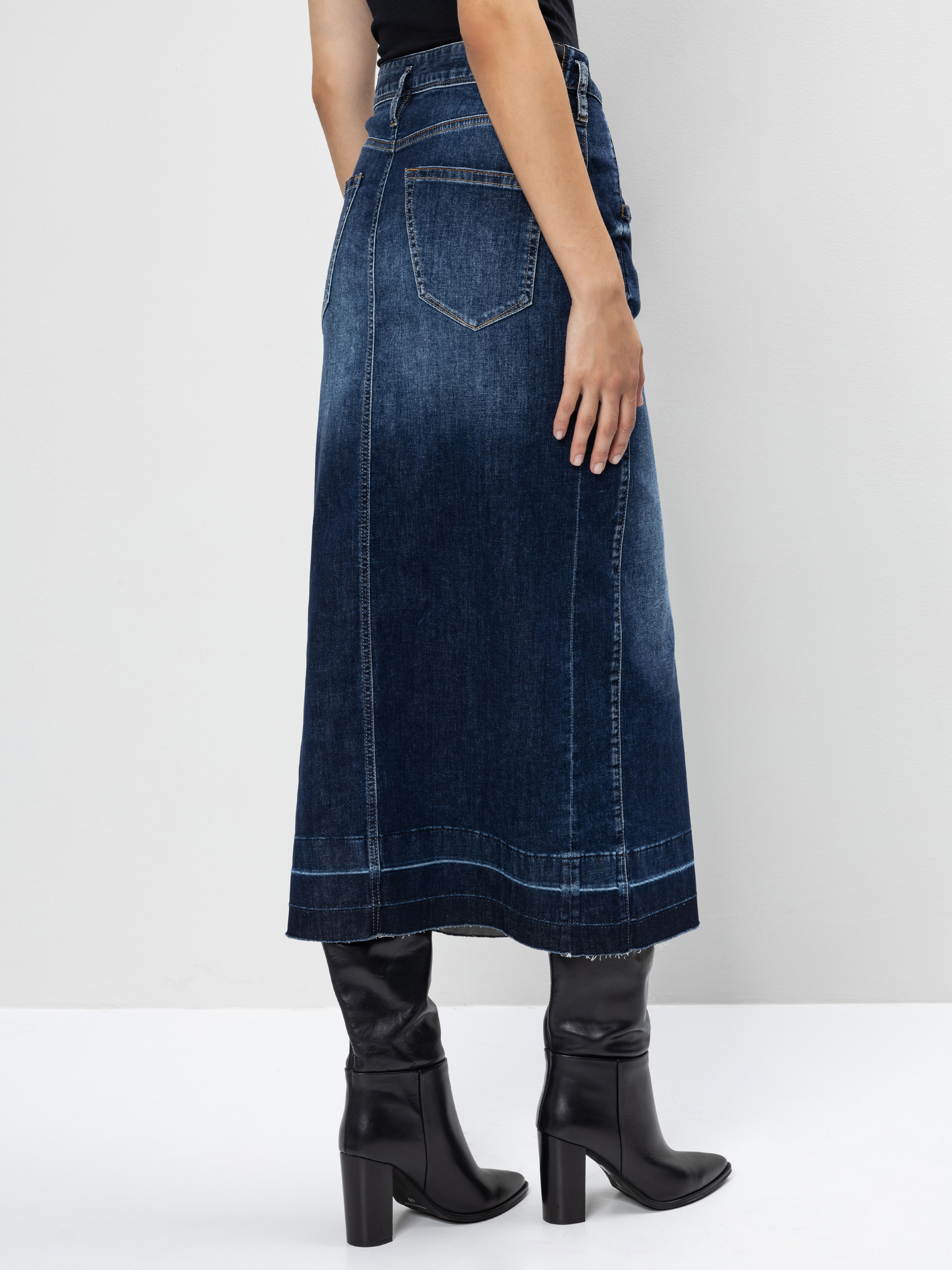Modell Shyra Jeansrock lang mit recycelter Baumwolle