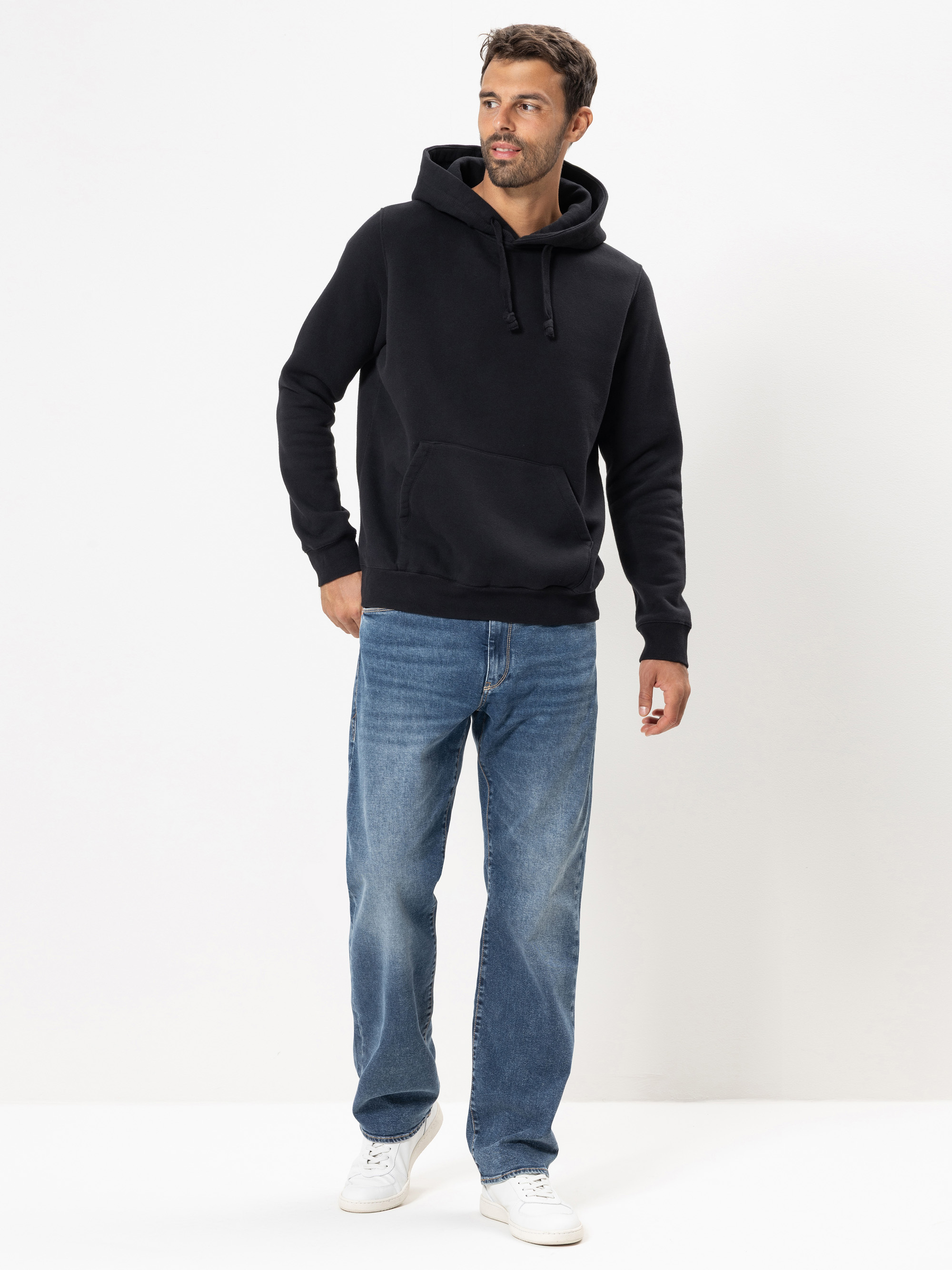 Modell Tyler Straight Jeans mit recycelter Baumwolle