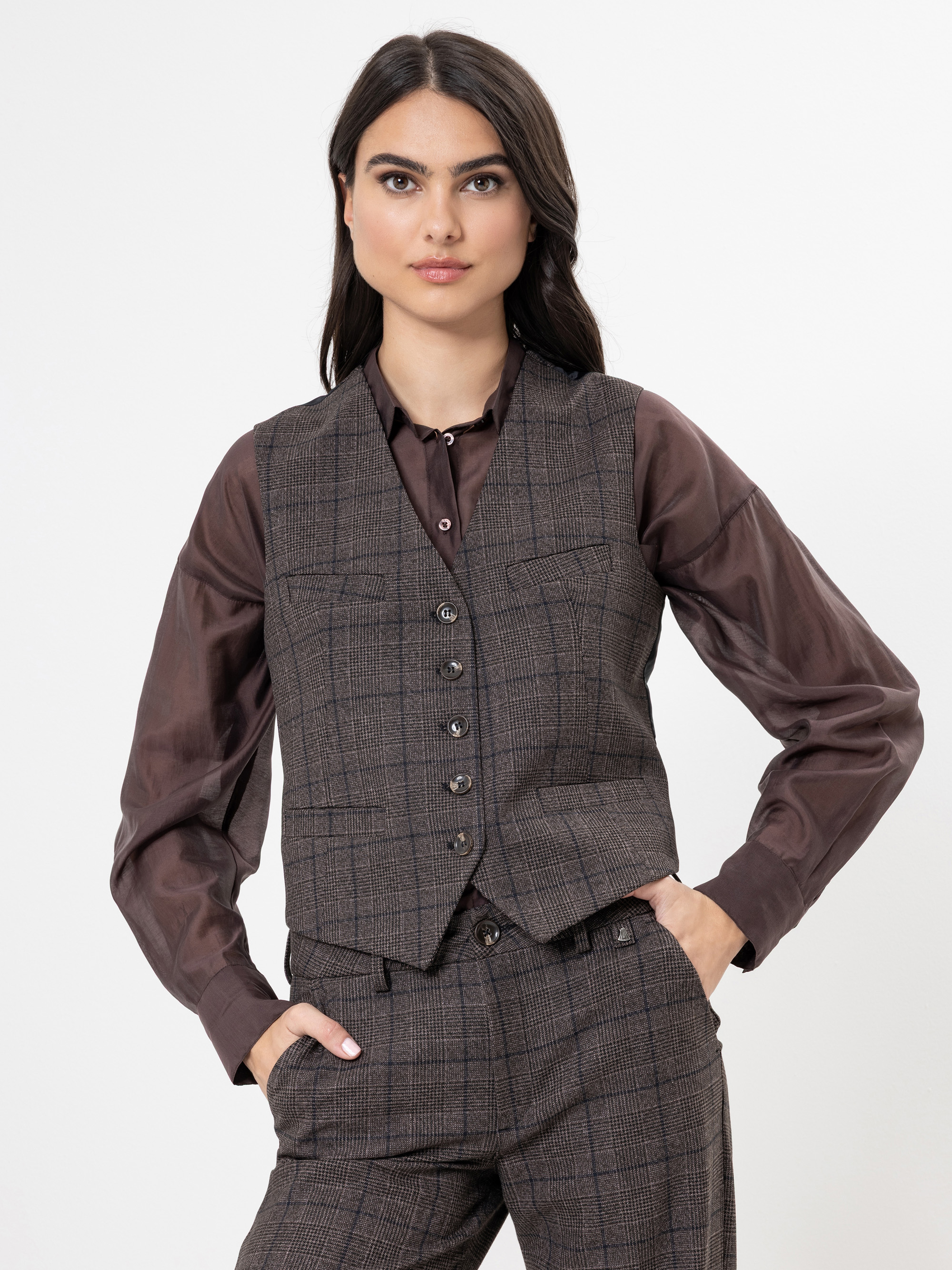 Modell Henrietta Weste