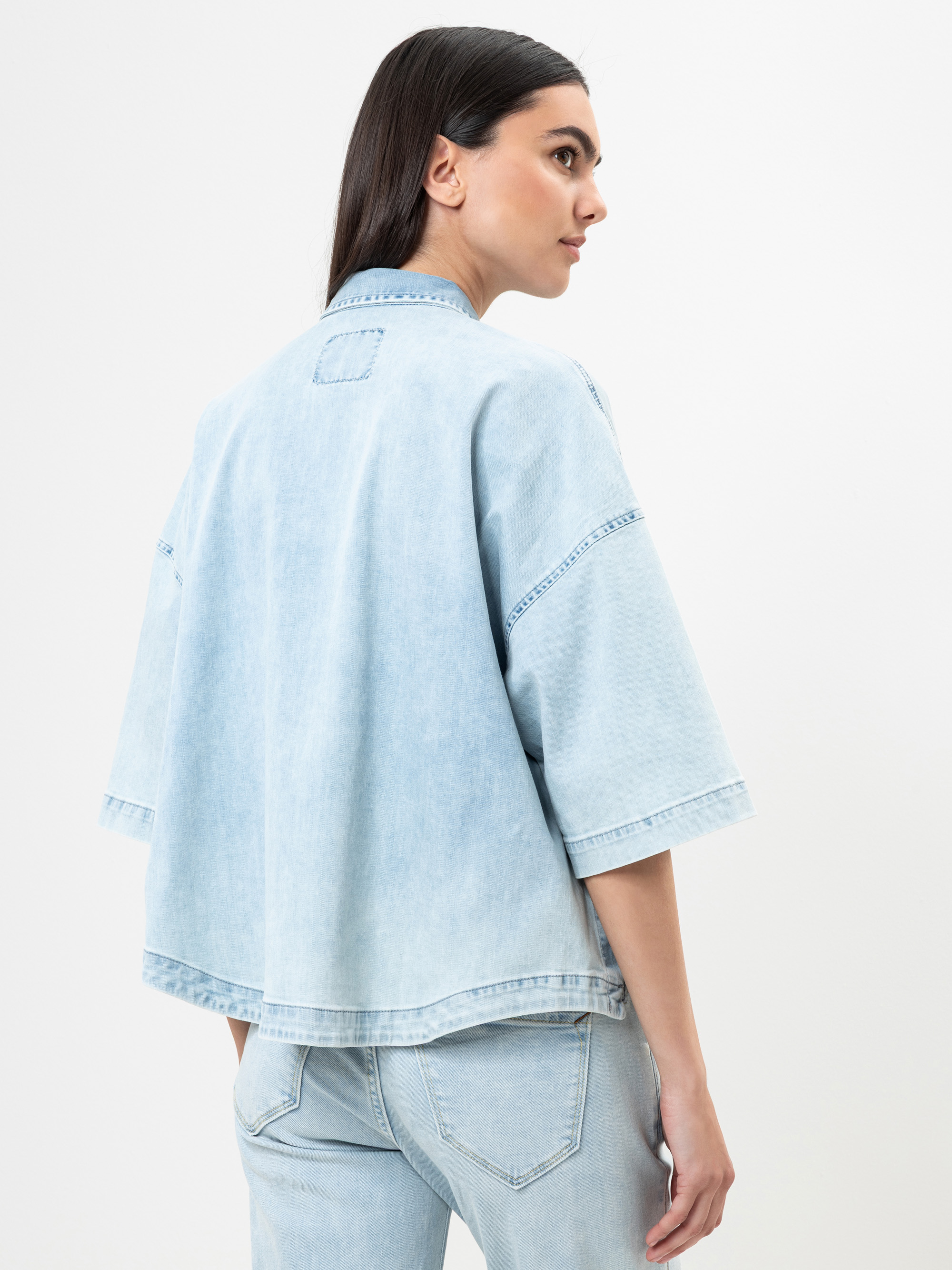 Modell Tegan Jeanshemd