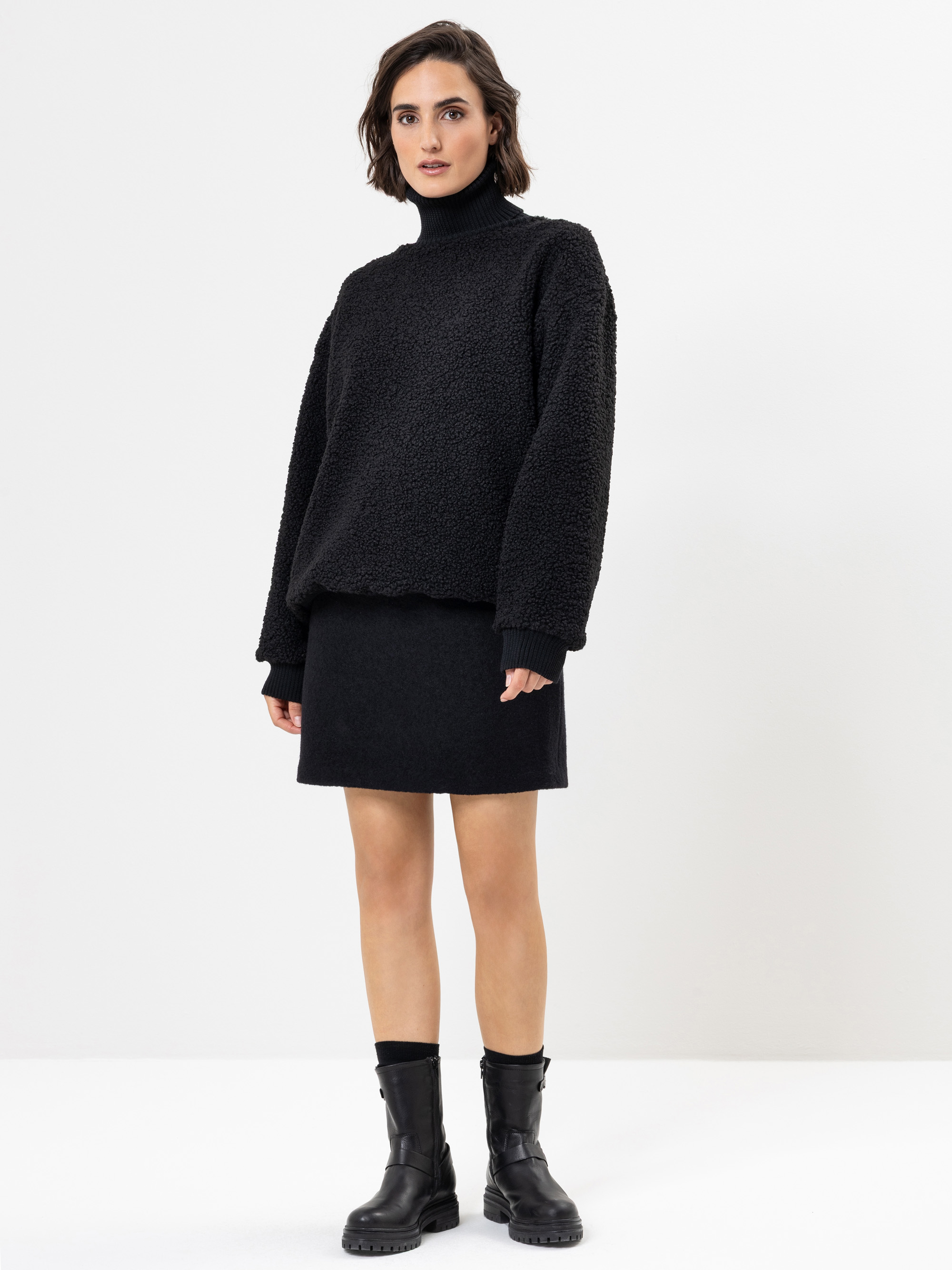 Modell Zelma Minirock aus Bouclé