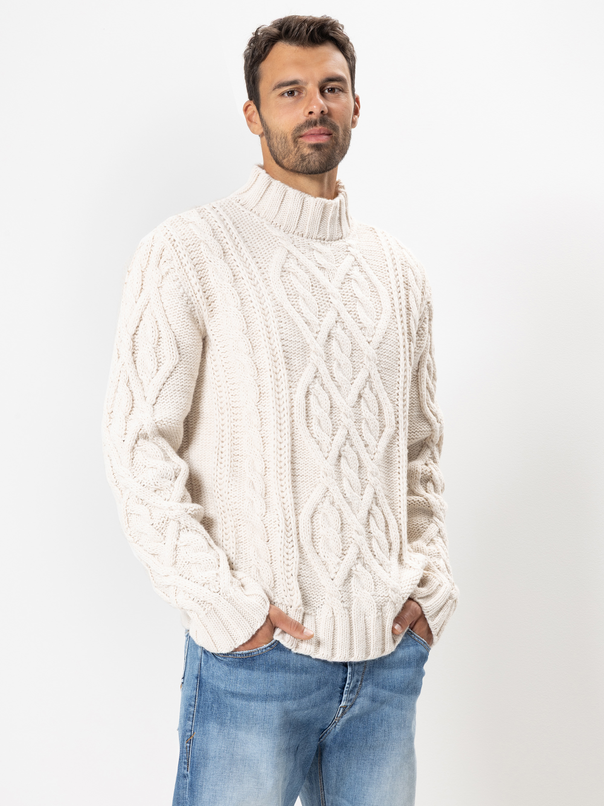 Modell Kyle Zopfpullover