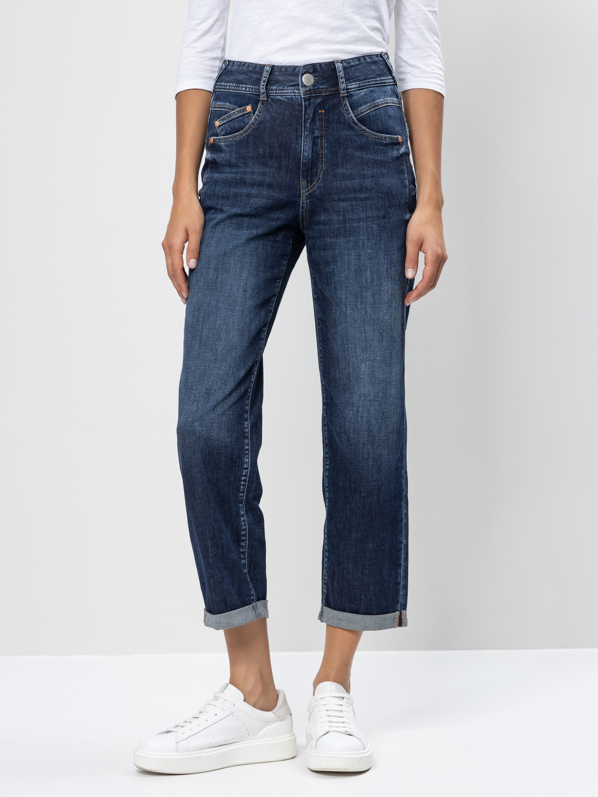 Modell  Gila HI Tap High Waist Jeans mit recycelter Baumwolle