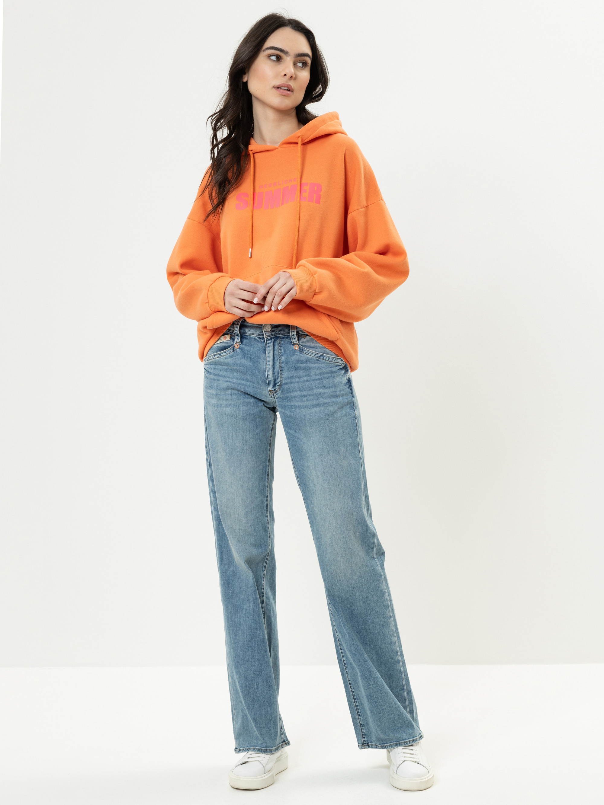 Modell Christy Hoodie