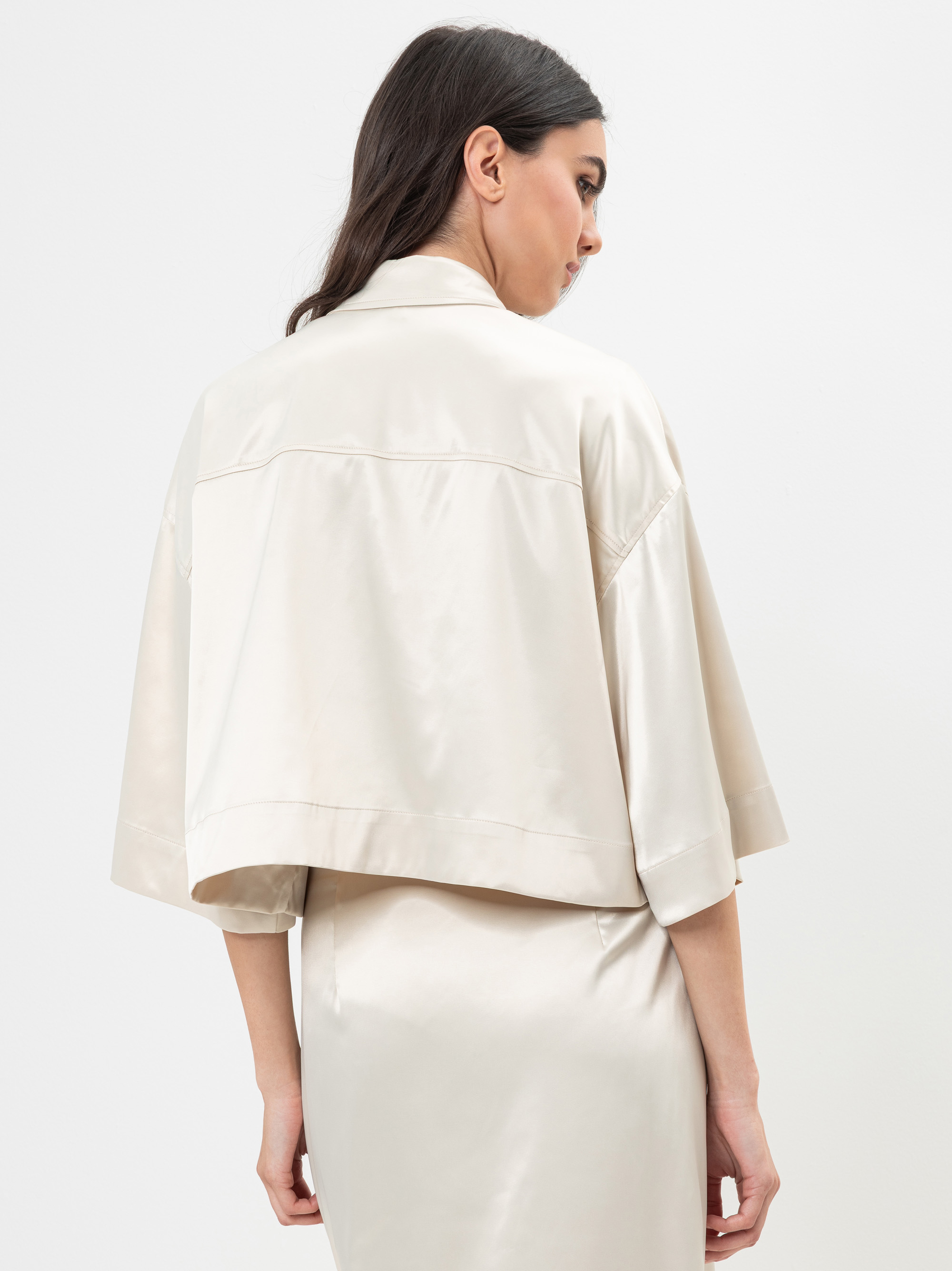 Modell Jess Kurzarm-Bluse aus Satin