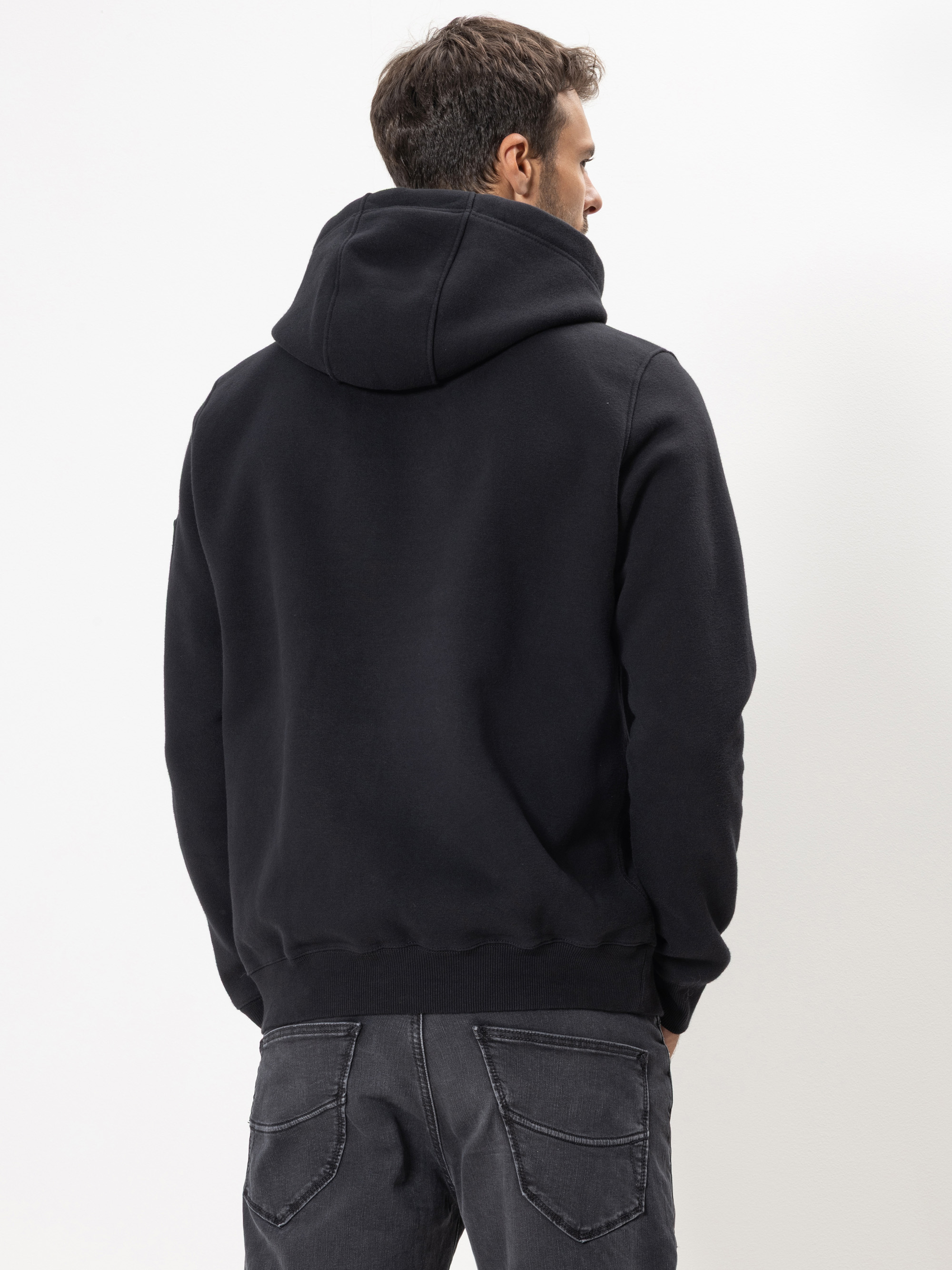 Modell Dale Hoodie