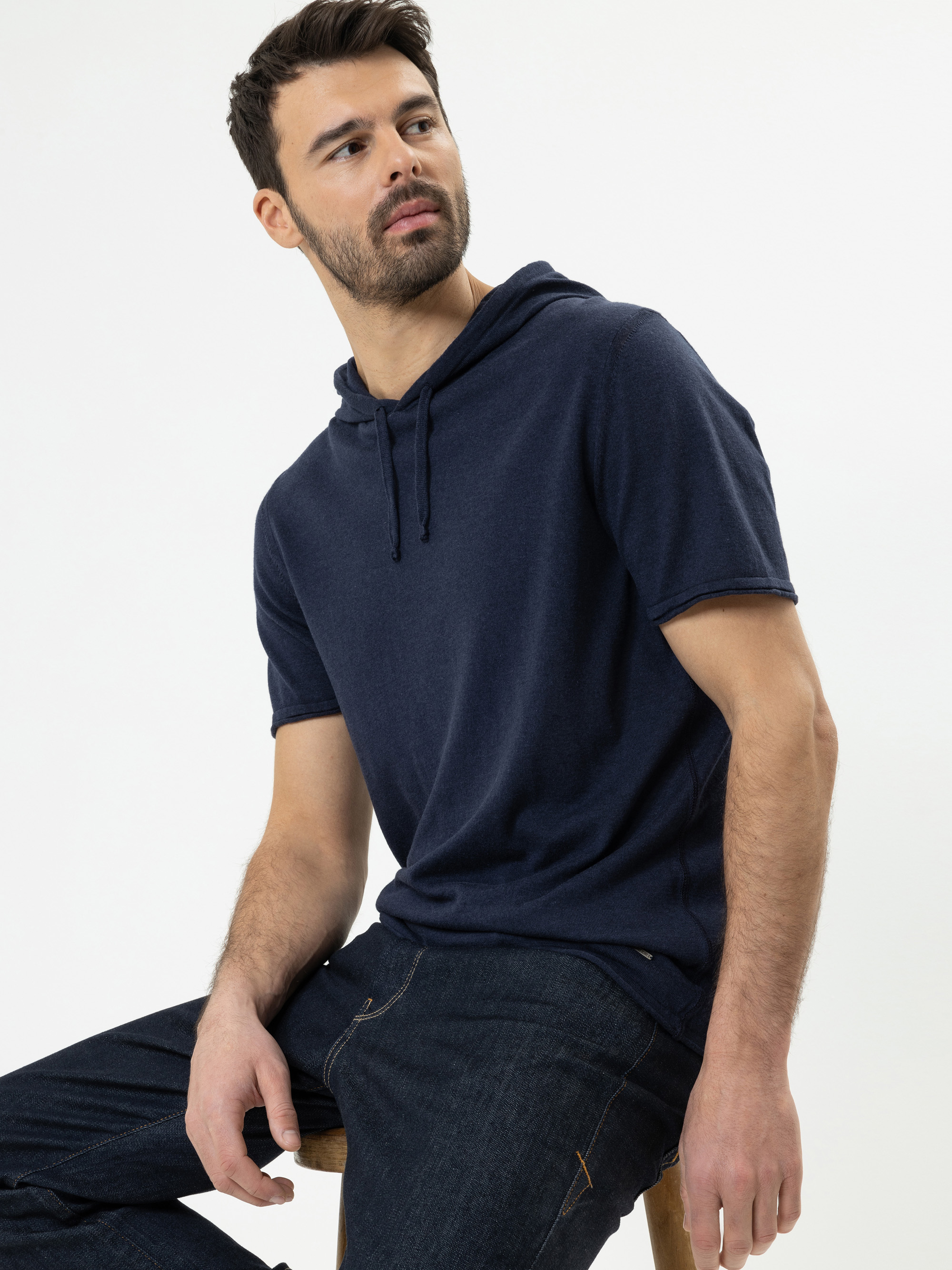 Modell Til Kurzarm Hoodie aus Baumwolle