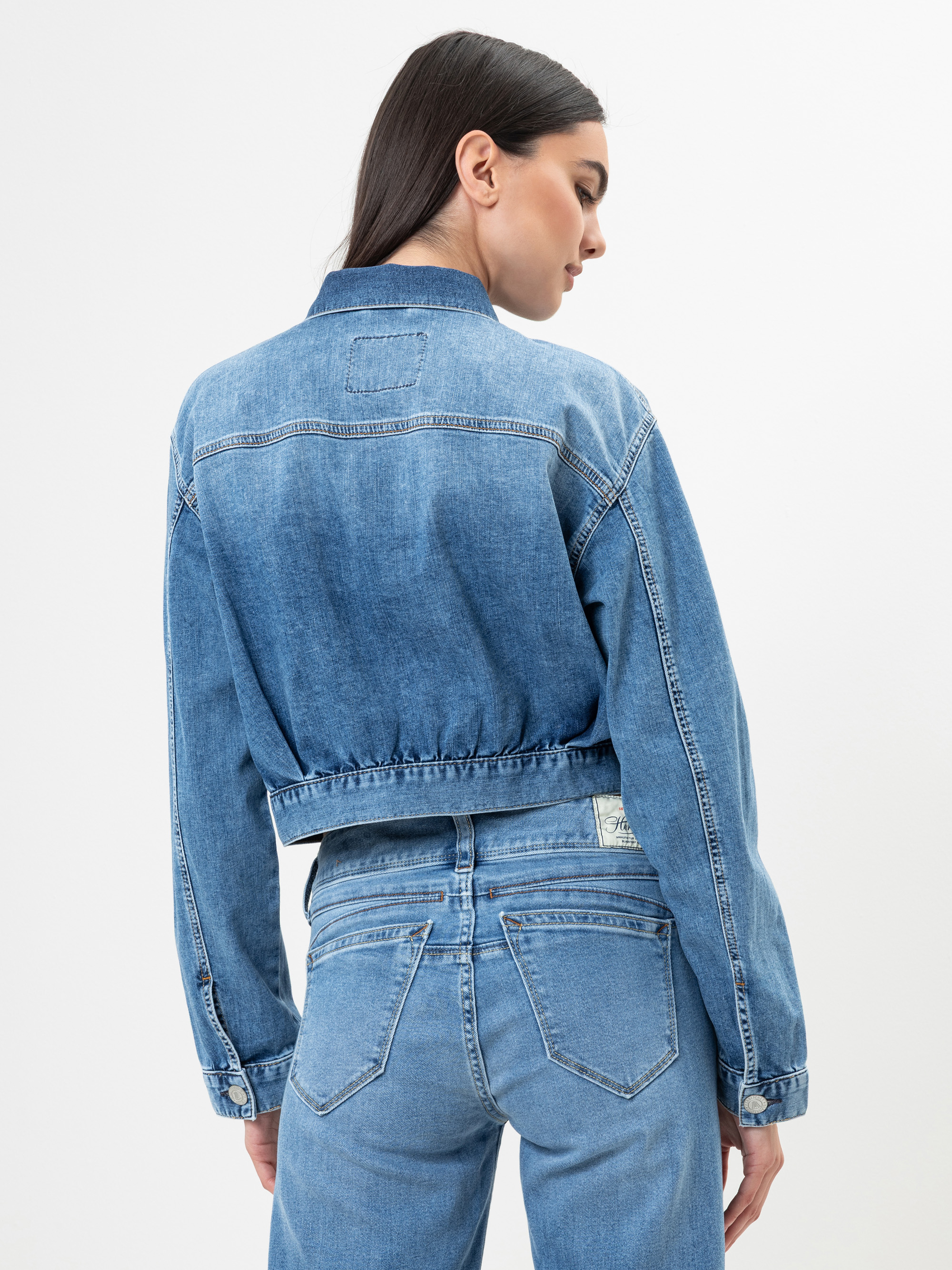 Modell Dotty Jeansjacke mit recycelter Baumwolle