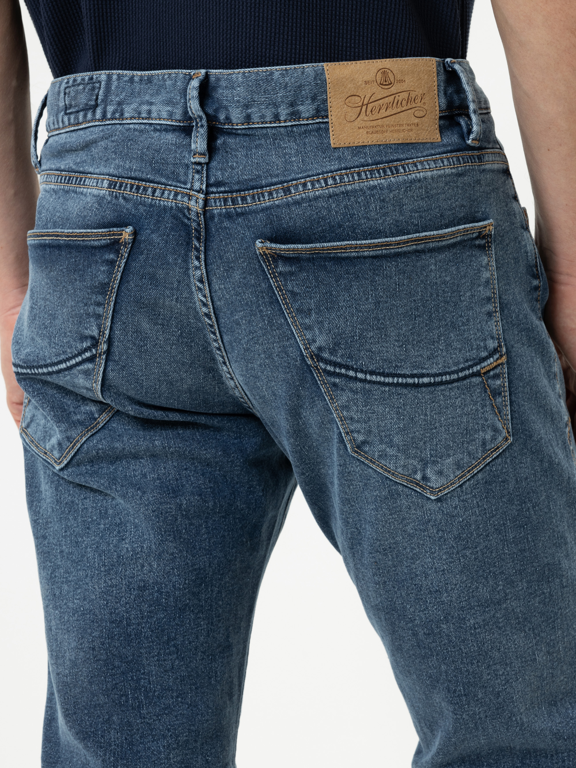 Modell Tyler Tapered Jeans mit recycelter Baumwolle