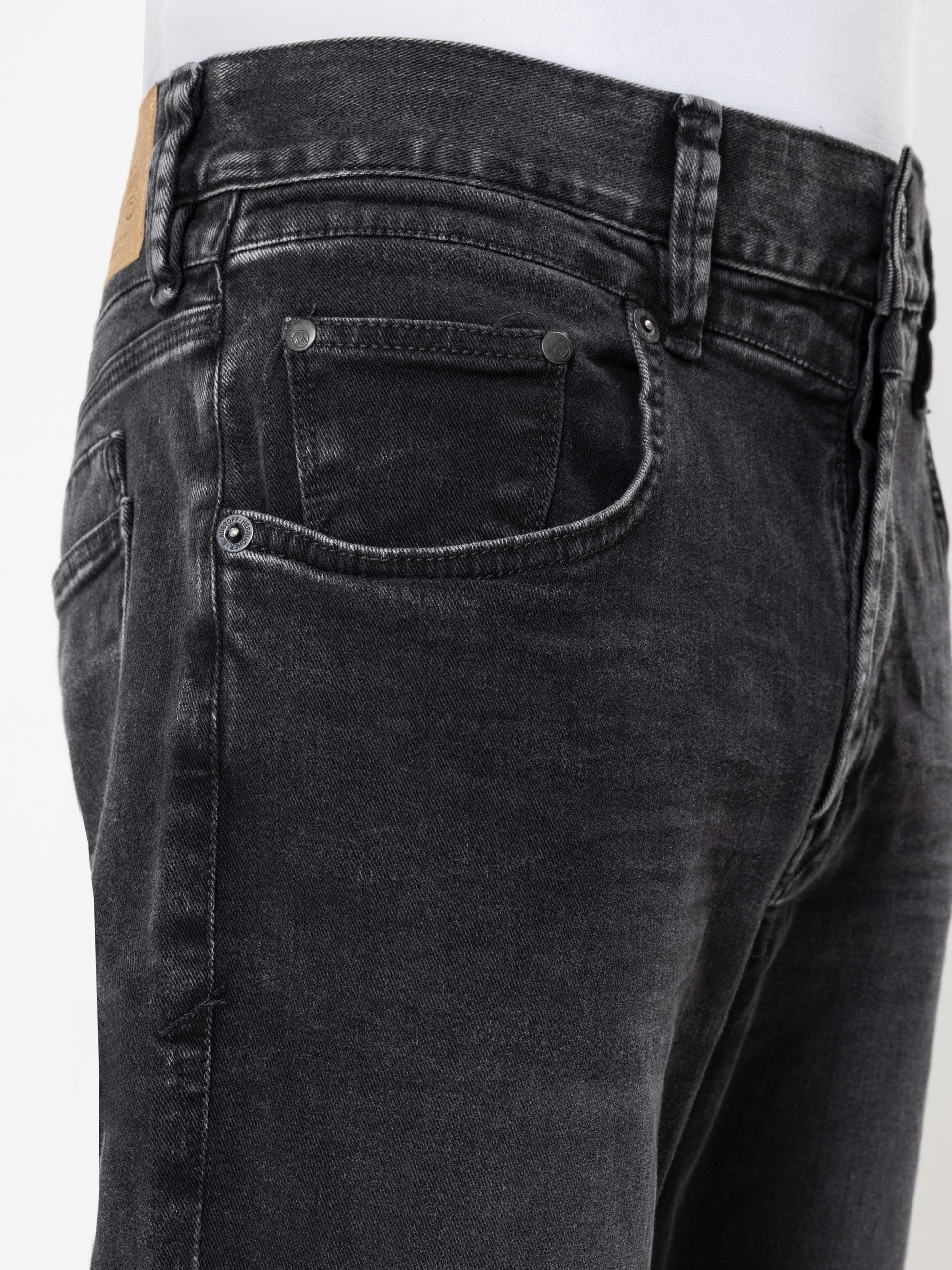Modell Tucker Cashmere Touch Jeans mit Bio-Baumwolle