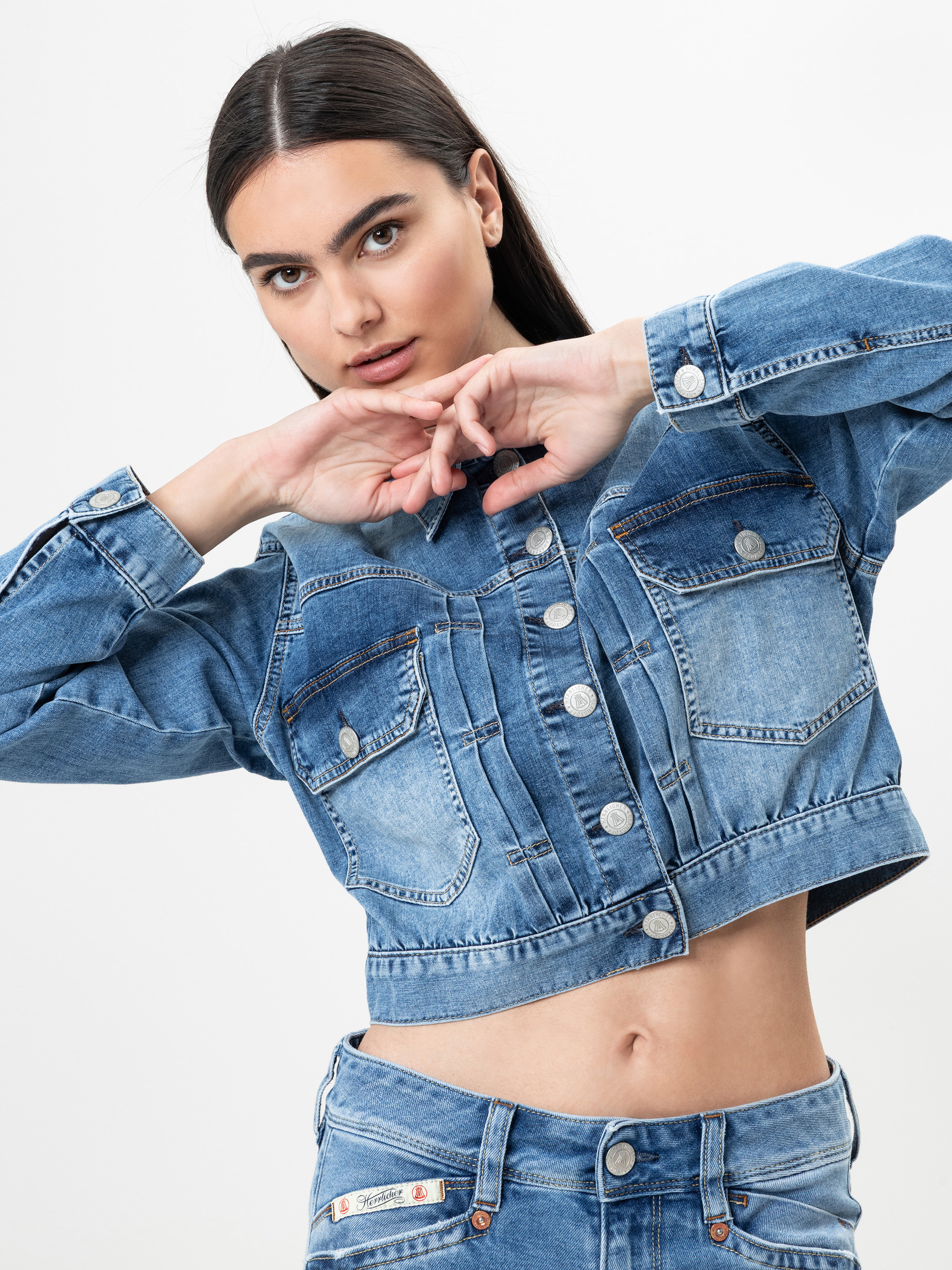 Modell Dotty Jeansjacke mit recycelter Baumwolle