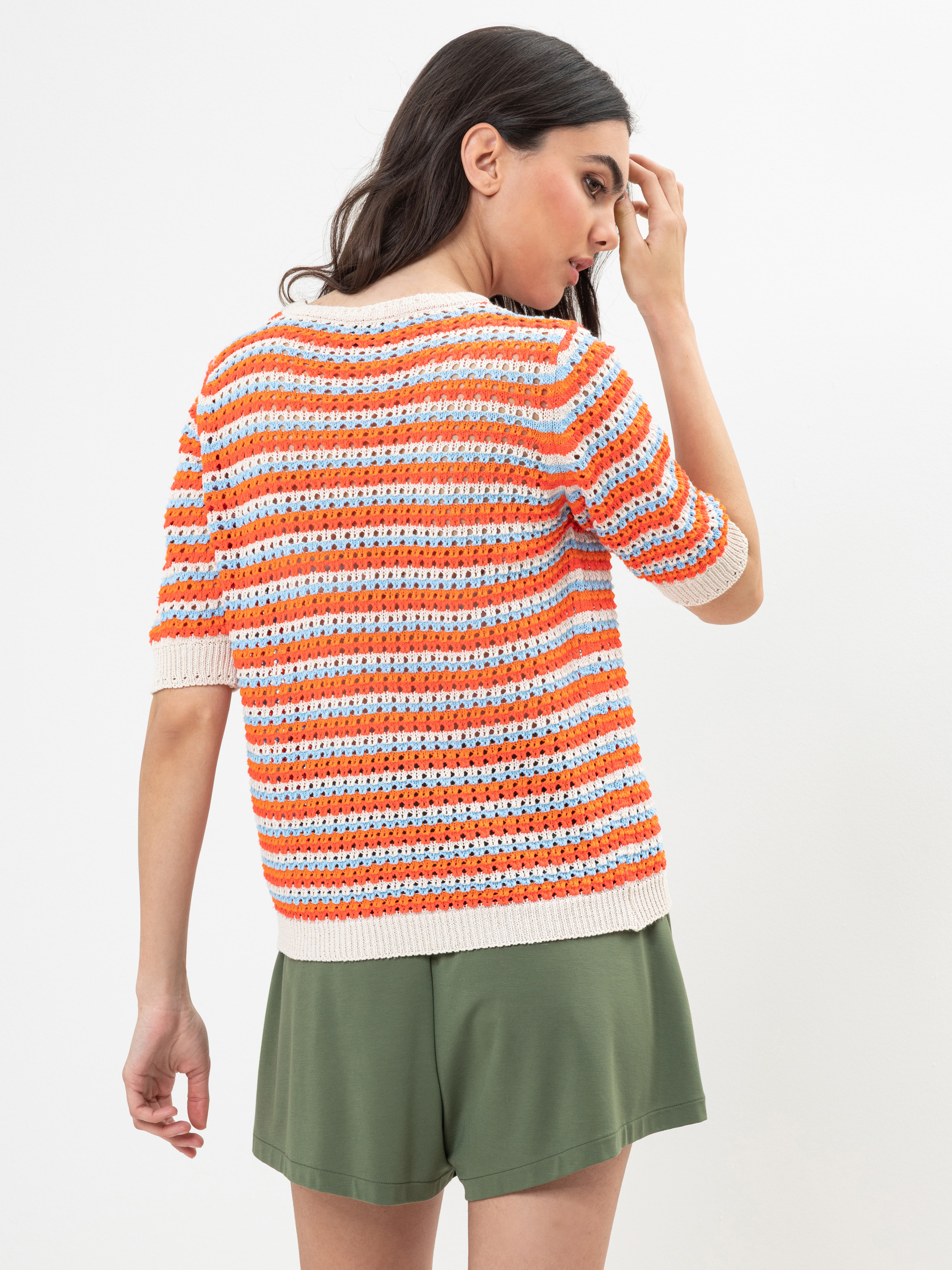 Modell  Laura Ann Lochstrick Pullover