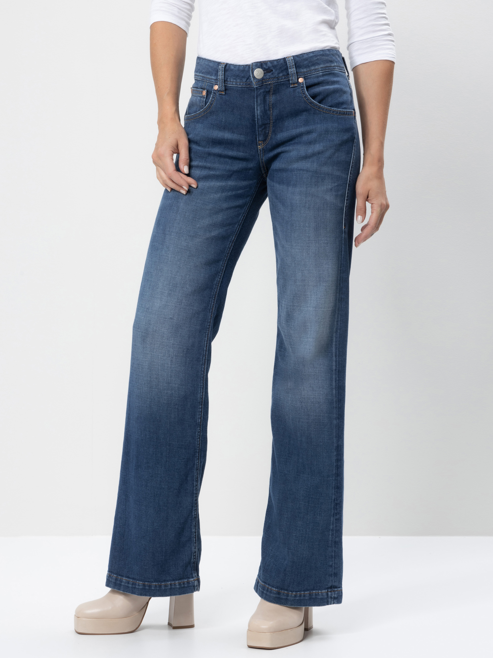 Modell  Edna Flared Jeans mit Cashmere Touch und Bio-Baumwolle