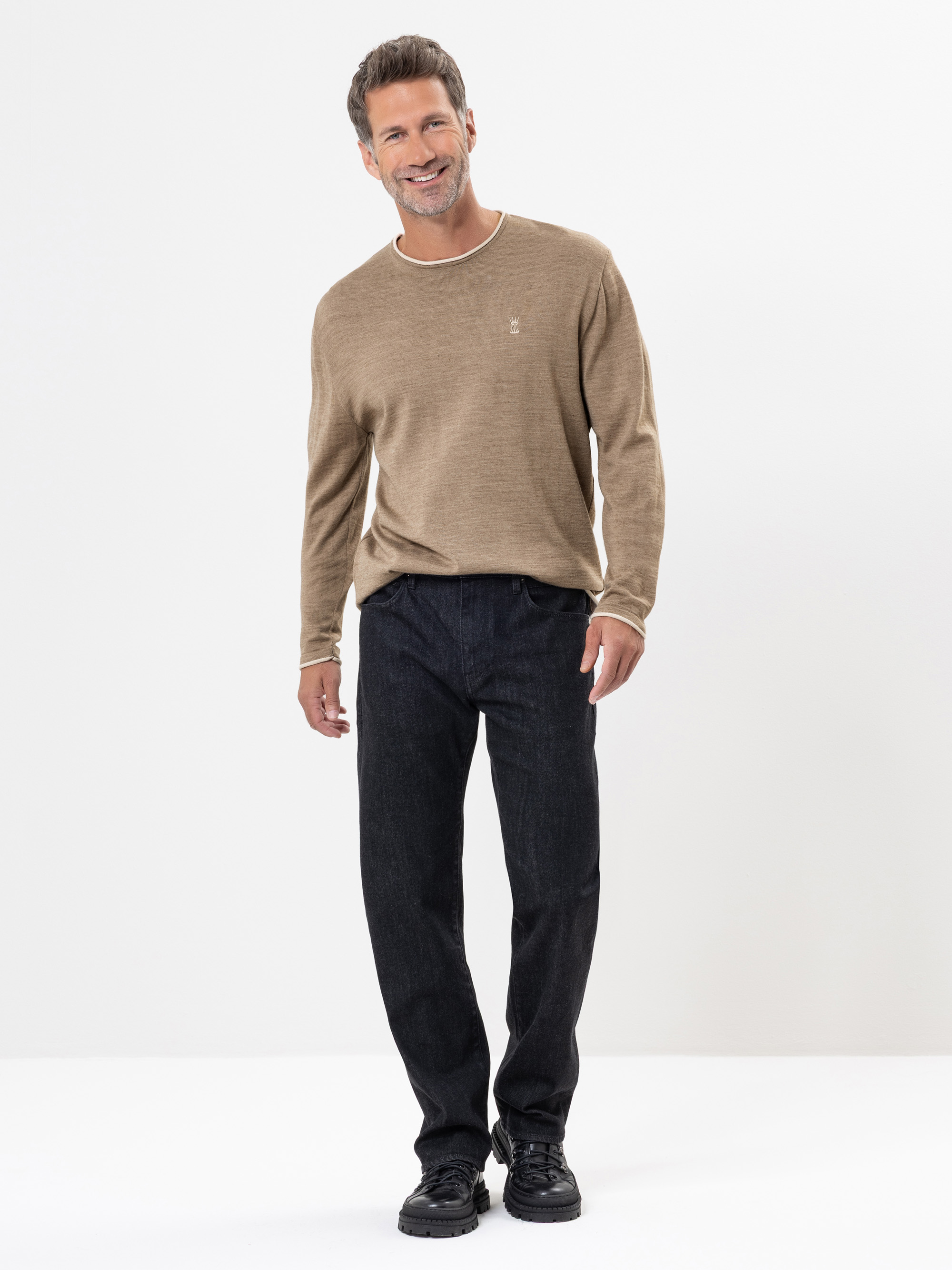 Modell  Til Strickpullover mit Wolle