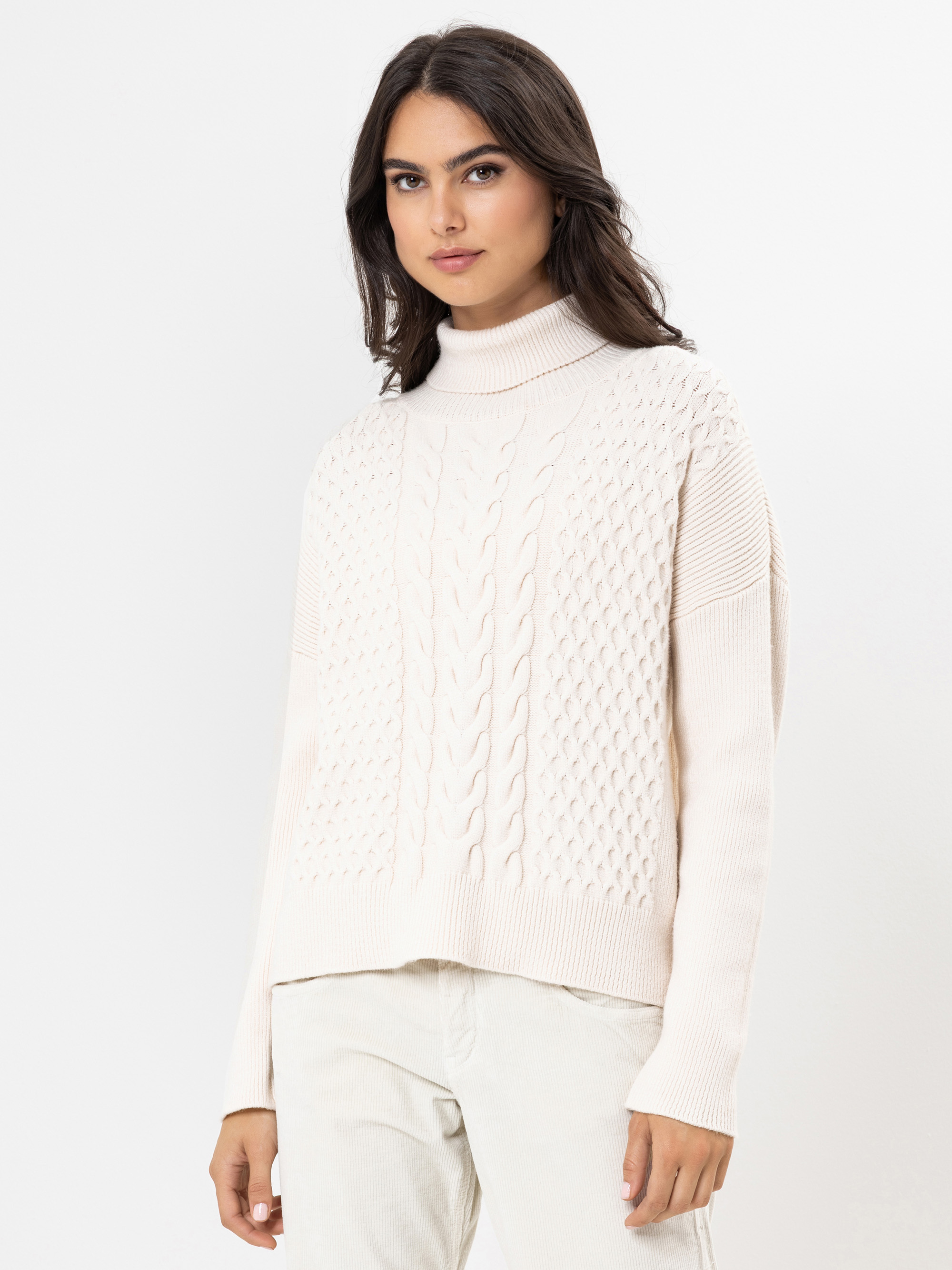 Modell Lileth Strickpullover mit Zopfmuster
