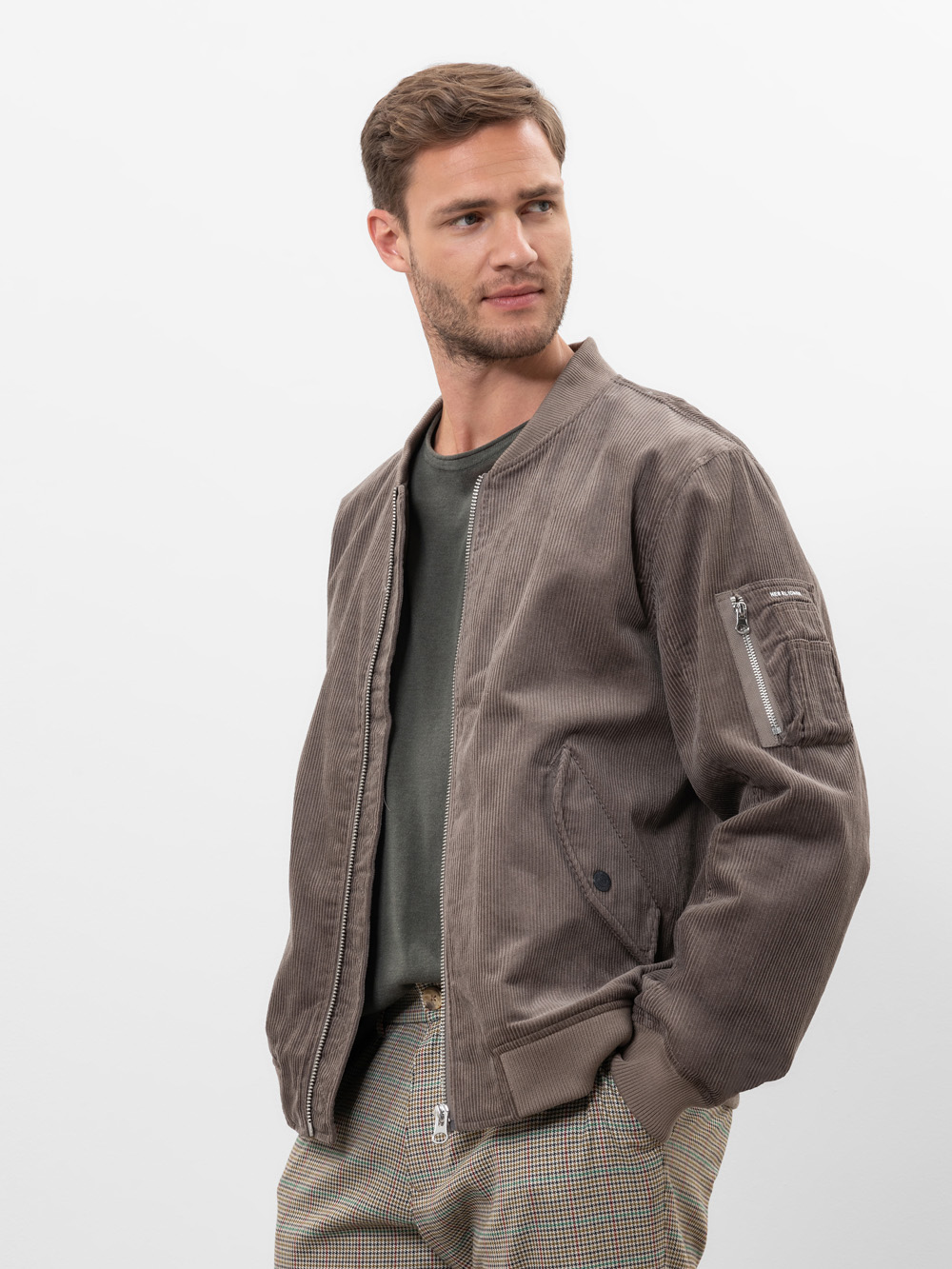 Modell Kieran MA-1 Cord Bomberjacke