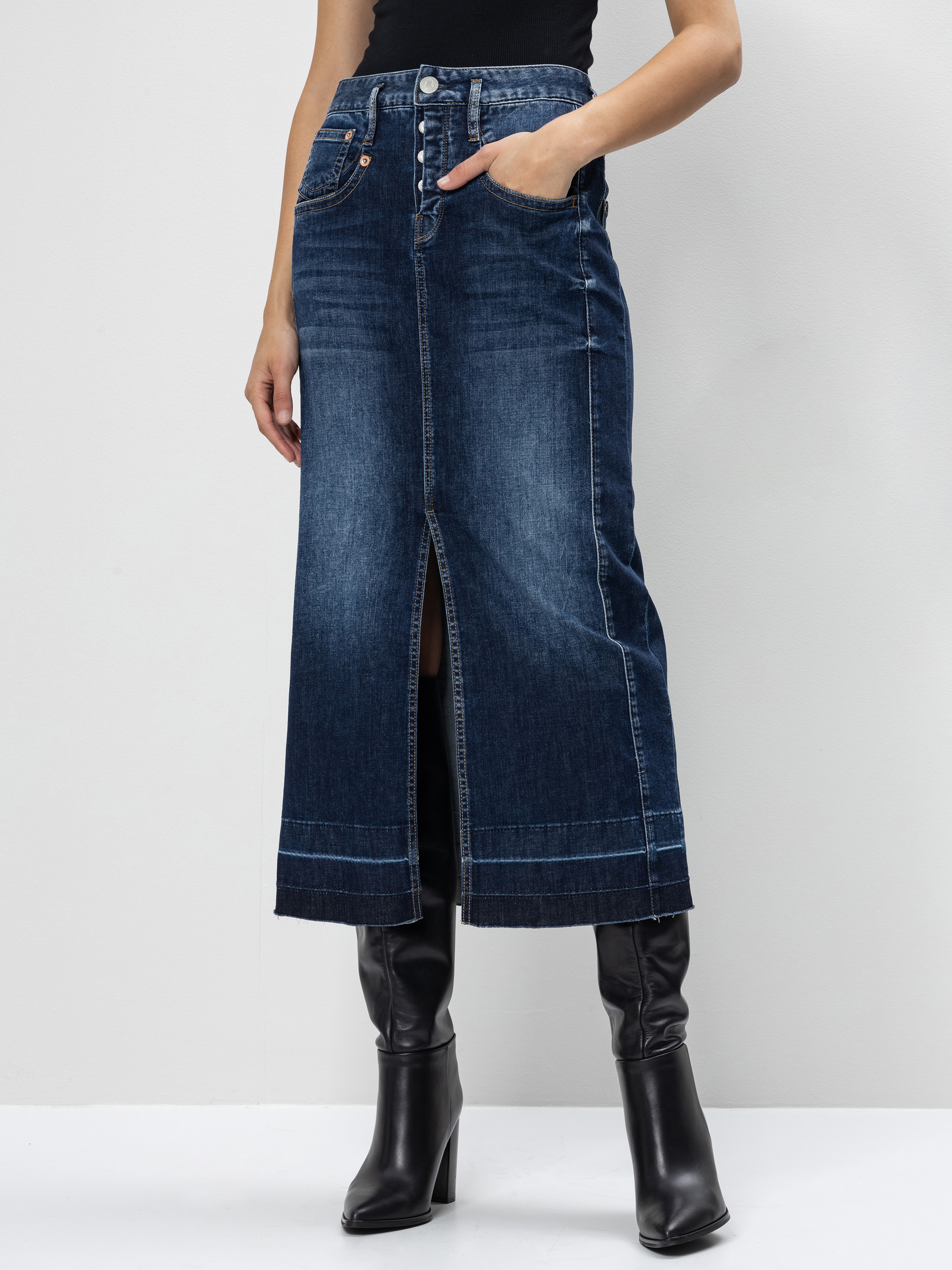 Modell Shyra Jeansrock lang mit recycelter Baumwolle