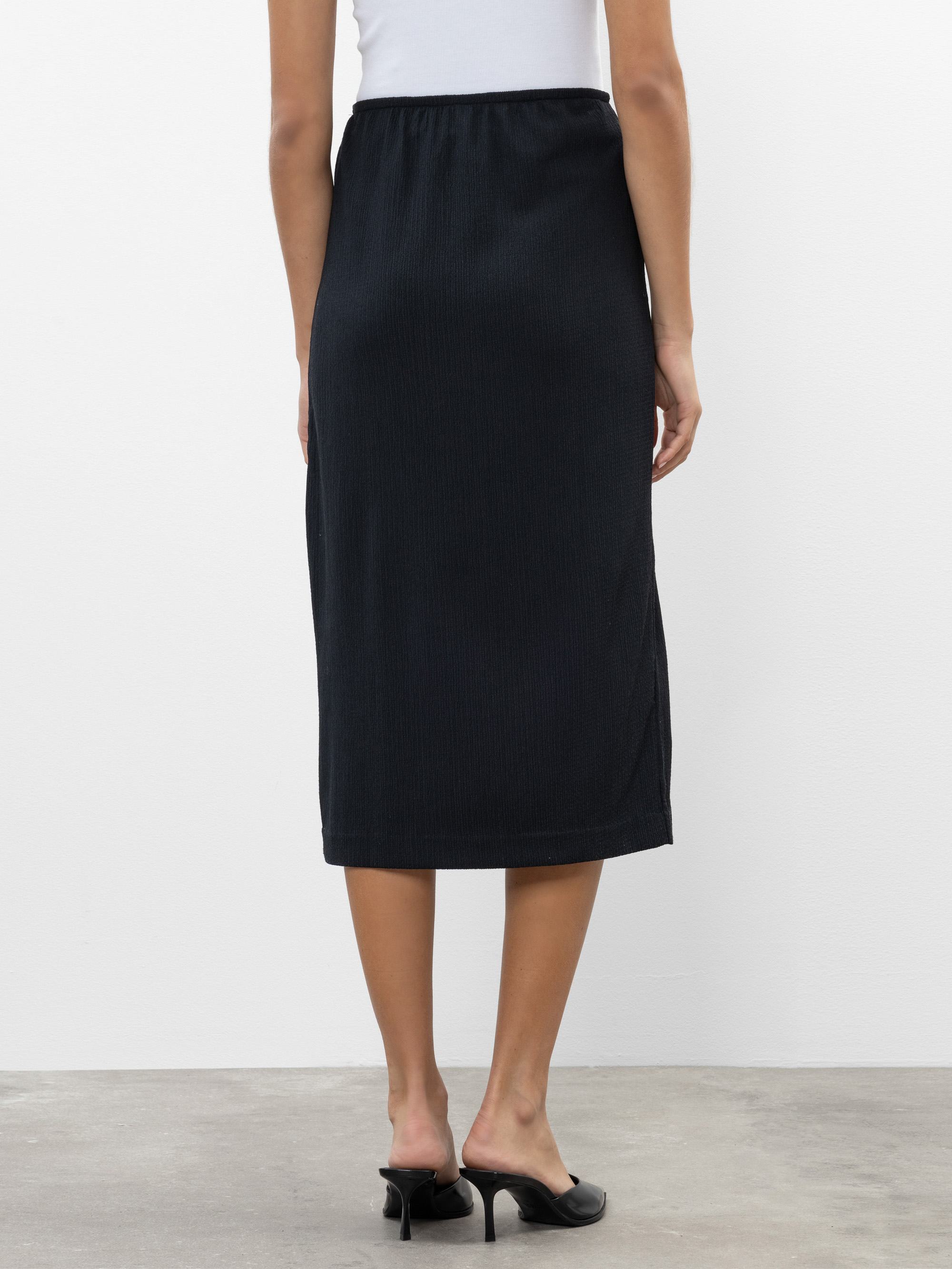 Modell Reiko Rock aus Crinkle Jersey