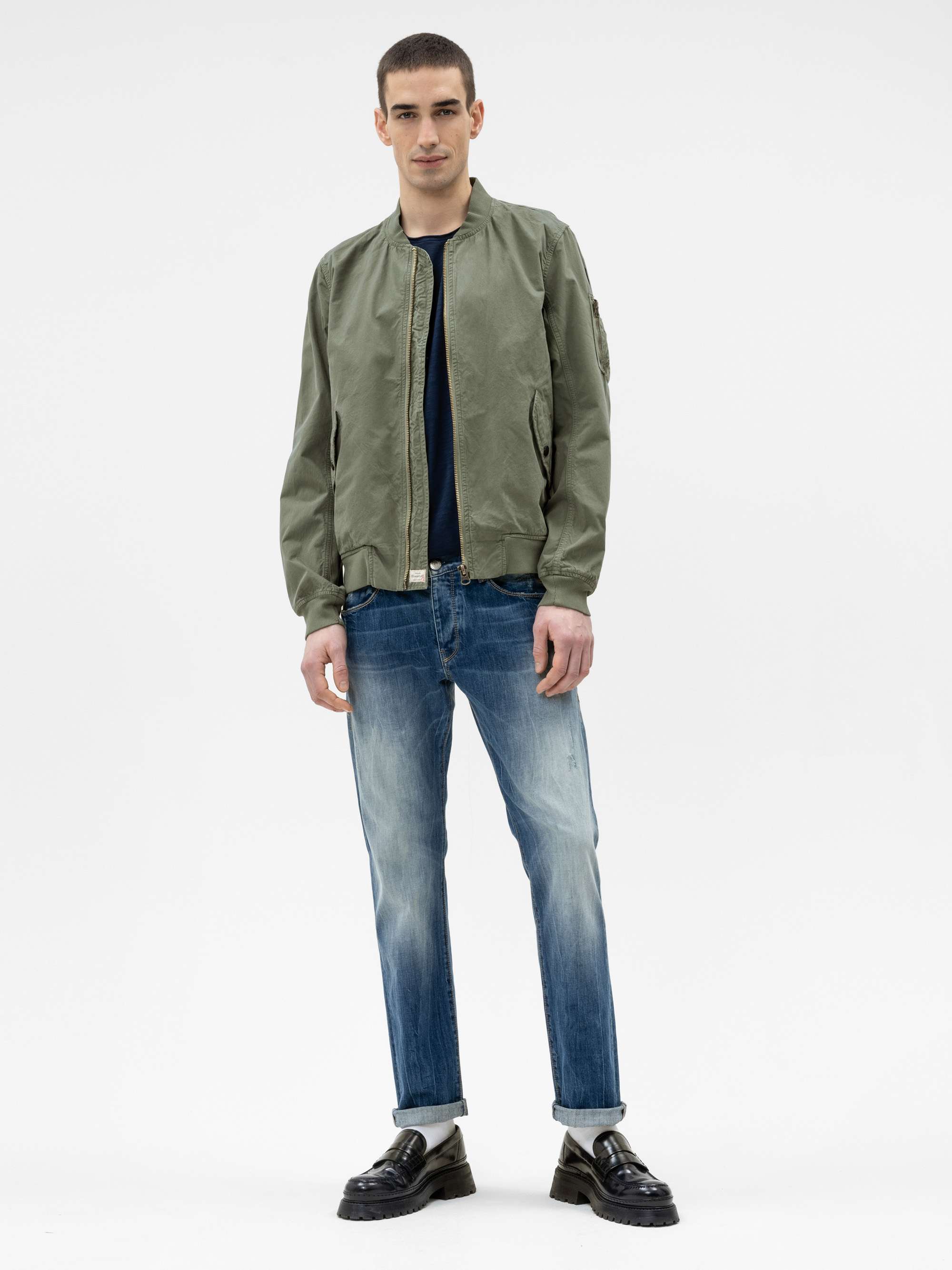 Modell Kieran MA-1 Bomberjacke aus Baumwolle