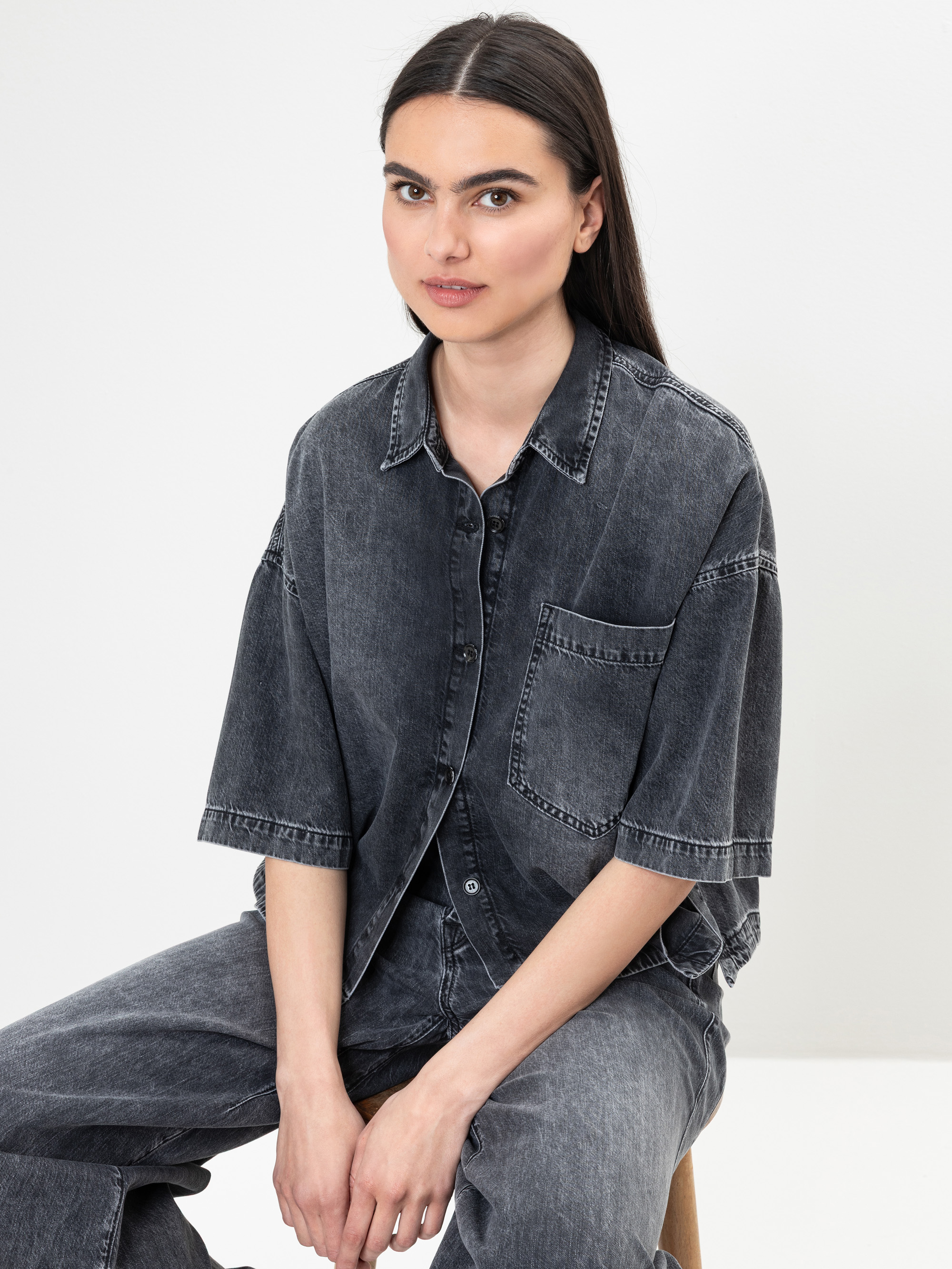 Modell Tegan Jeanshemd