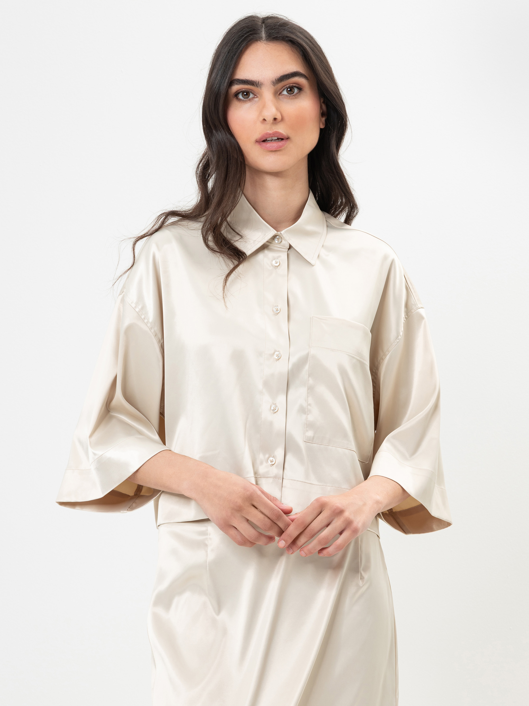 Modell Jess Kurzarm-Bluse aus Satin