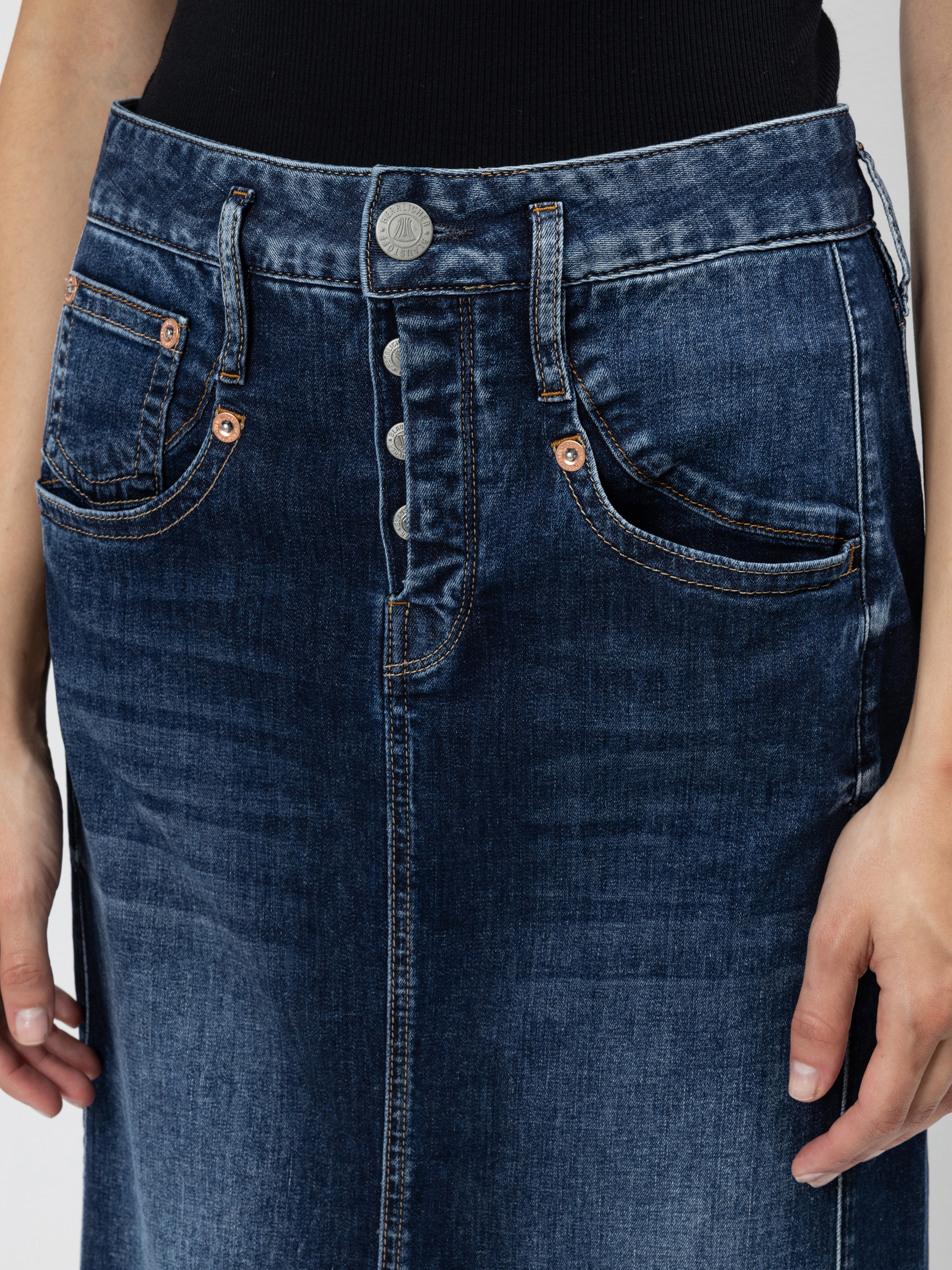 Modell Shyra Jeansrock lang mit recycelter Baumwolle